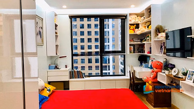 Corner apartment for rent with 3 bedrooms + 1 living room, fully furnished. Lieu Giai Street. View of West Lake