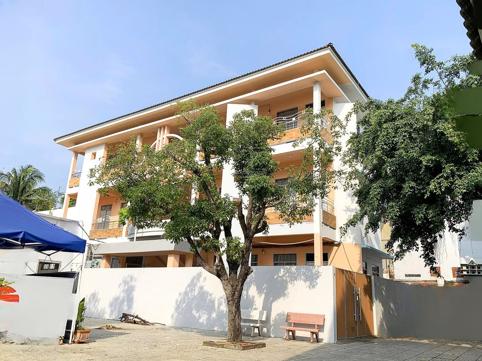 Large house 11 x 21m, prime location right at Metro No. 2, no TOD