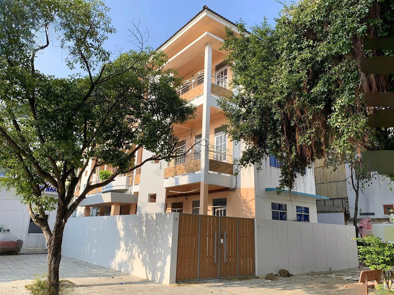 Large house 11 x 21m, prime location right at Metro No. 2, no TOD