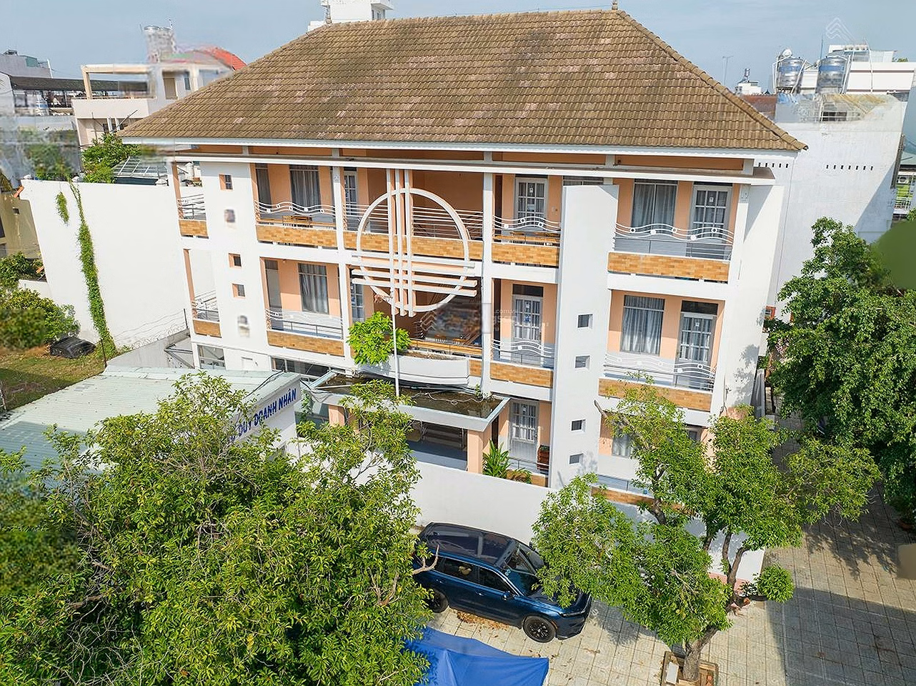 Large house 11 x 21m, prime location right at Metro No. 2, no TOD