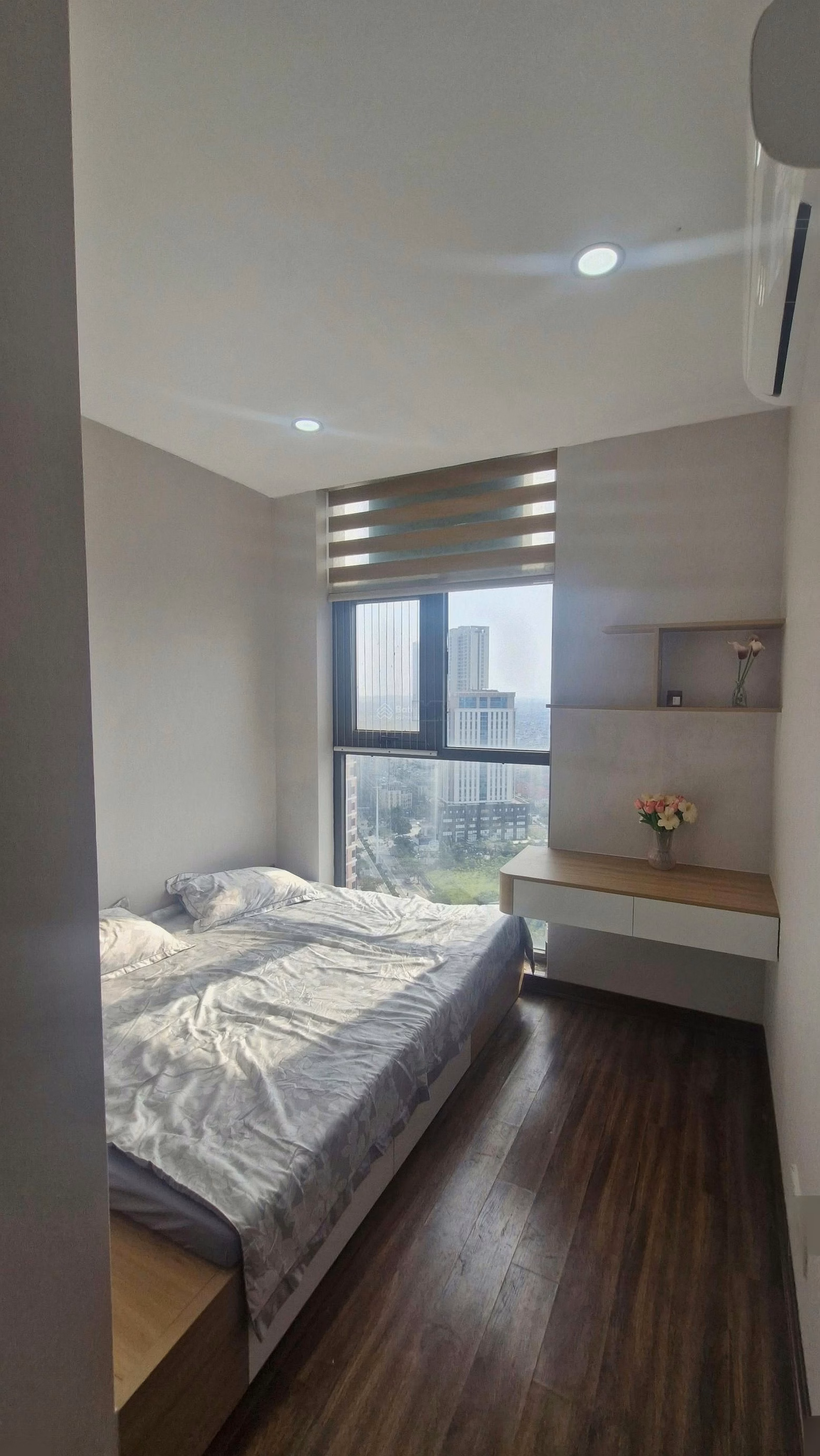 Need to sell 107m2 apartment (3 bedrooms, 2 bathrooms) at HPC Landmark, fully furnished, middle floor 6.6 billion. Standard price