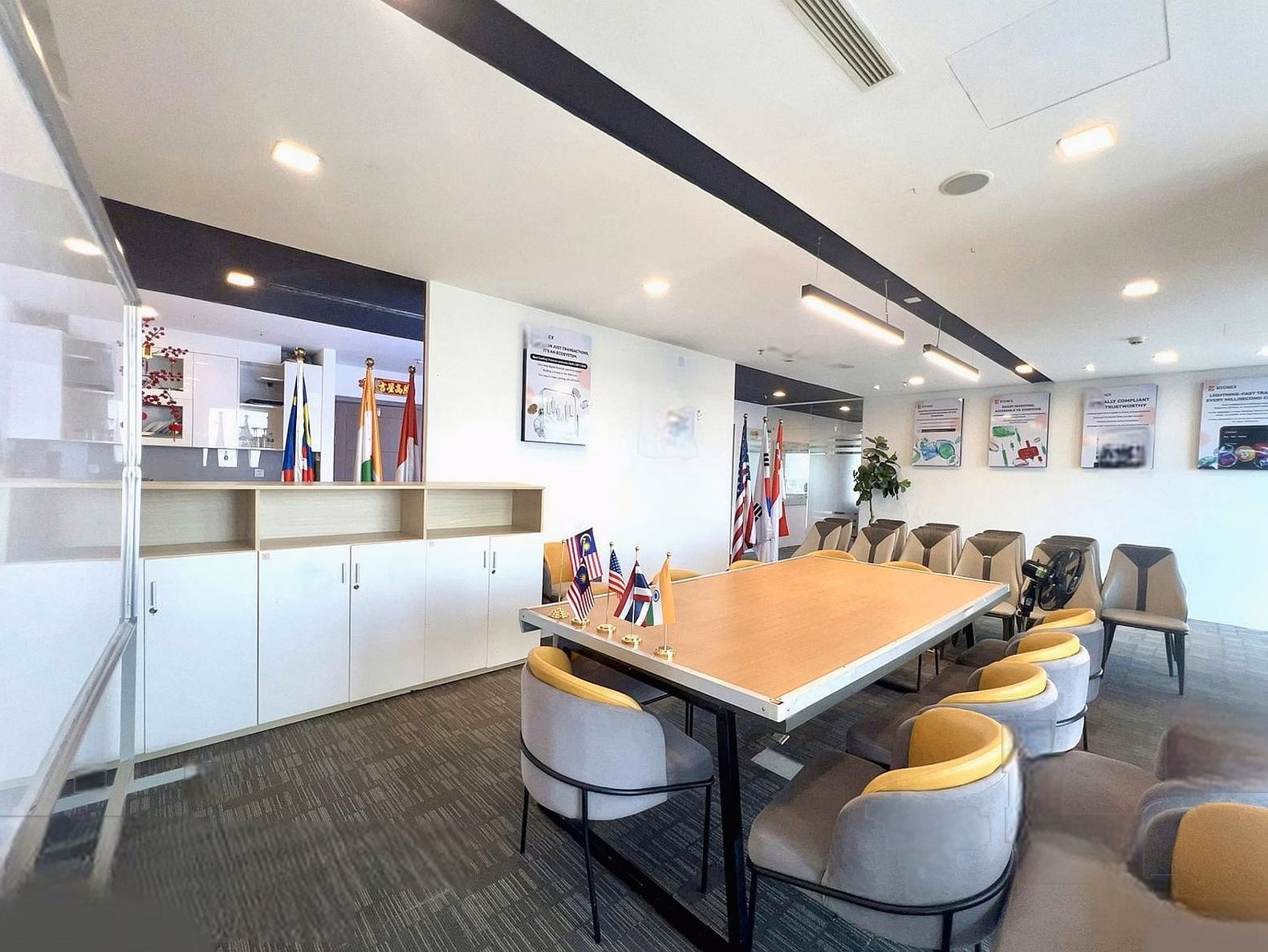 Outstanding apartment Sky LM81 - 260m2 | high-end office | Empty now
