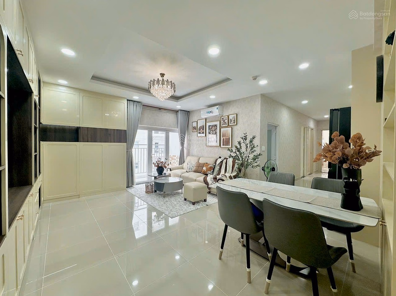 Apartment for rent at Sky Center, 17 million VND, 74 m2, 2 bedrooms, 2 bathrooms, fully furnished, Hot!