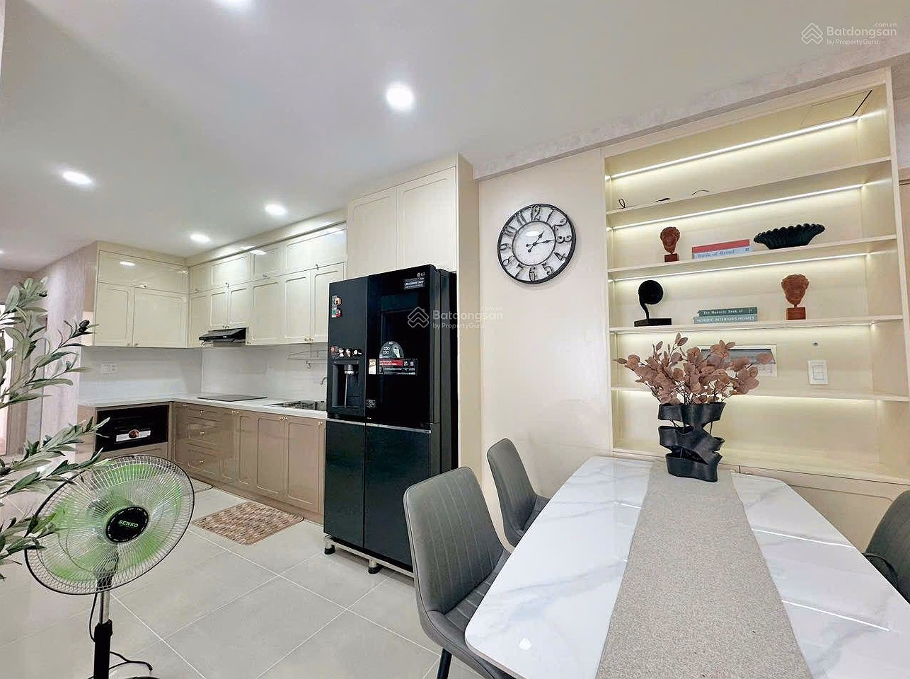 Apartment for rent at Sky Center, 17 million VND, 74 m2, 2 bedrooms, 2 bathrooms, fully furnished, Hot!