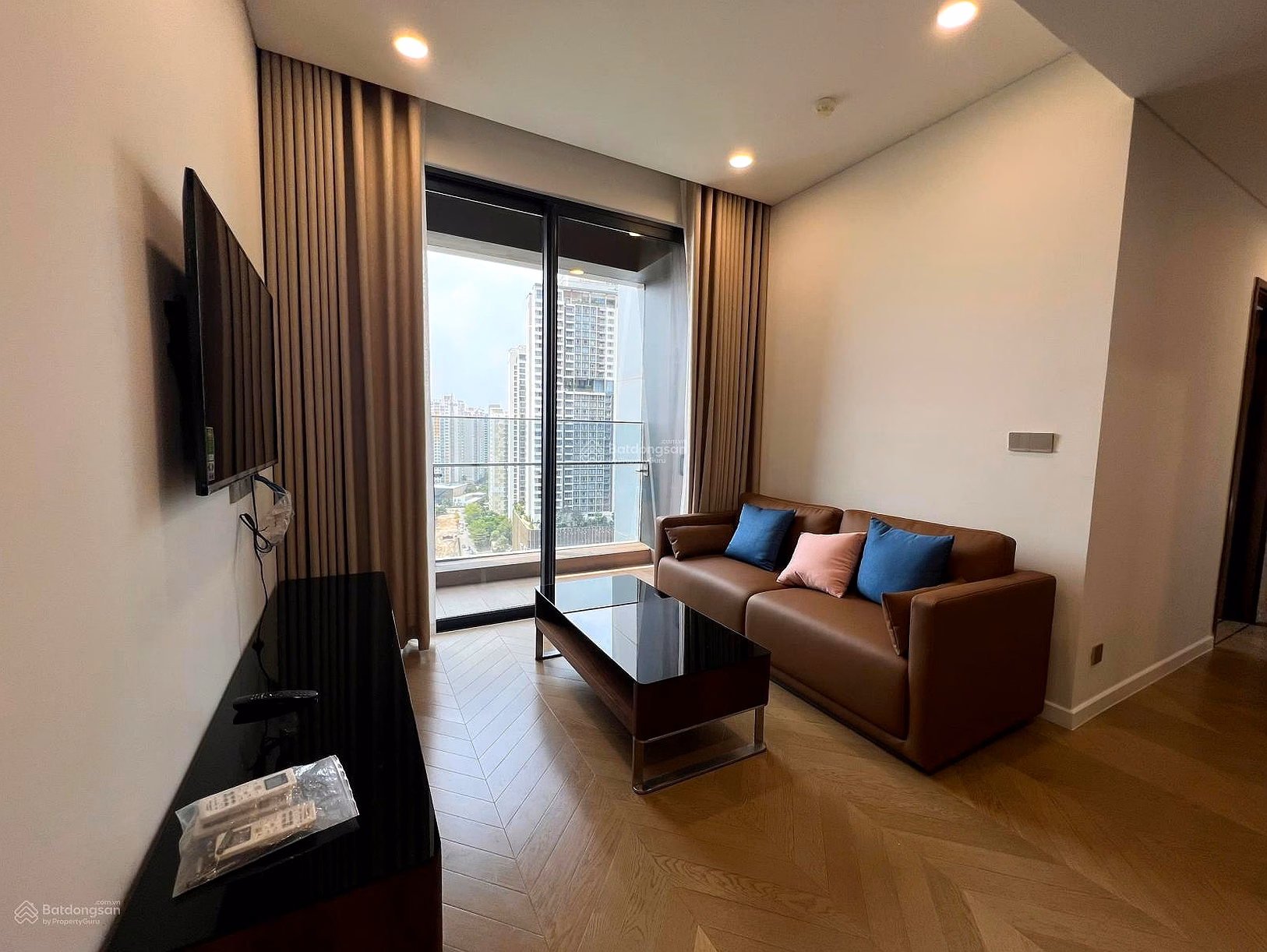 Selling a corner apartment of 77m2 with 2 bedrooms - fully furnished at Lumiere Riverside