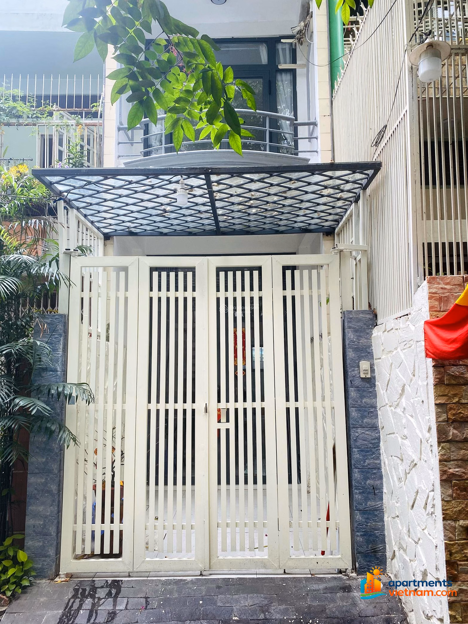 The owner rents an empty house in a large alley in the central area adjacent to District 1, Q3, Q5, Q10
