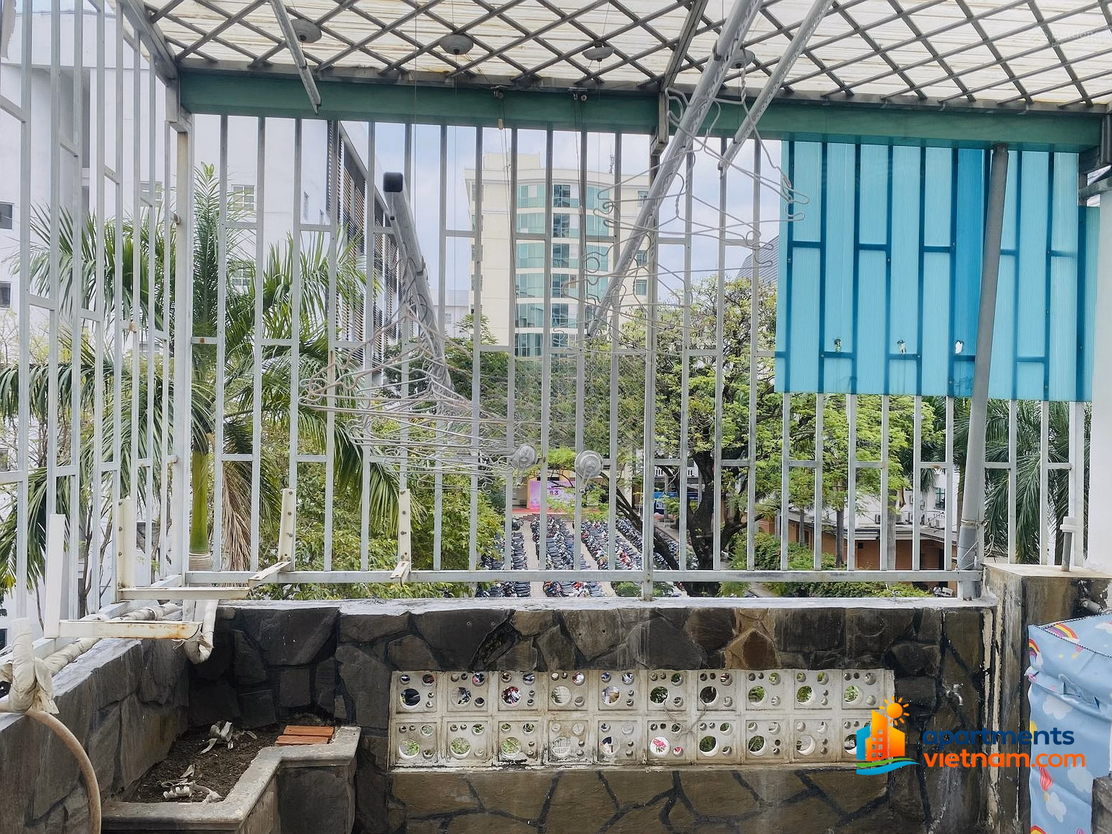 The owner rents an empty house in a large alley in the central area adjacent to District 1, Q3, Q5, Q10