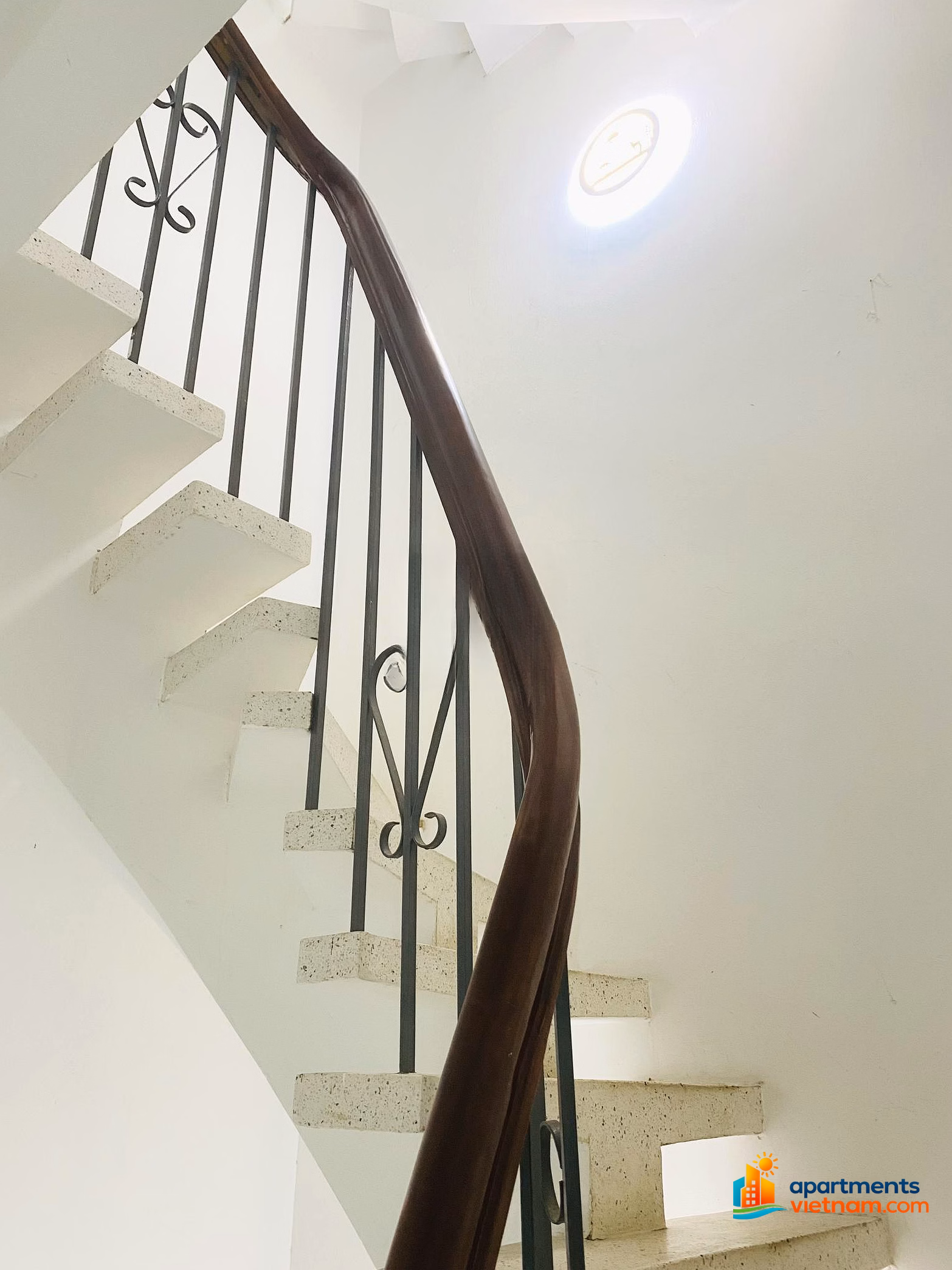 The owner rents an empty house in a large alley in the central area adjacent to District 1, Q3, Q5, Q10