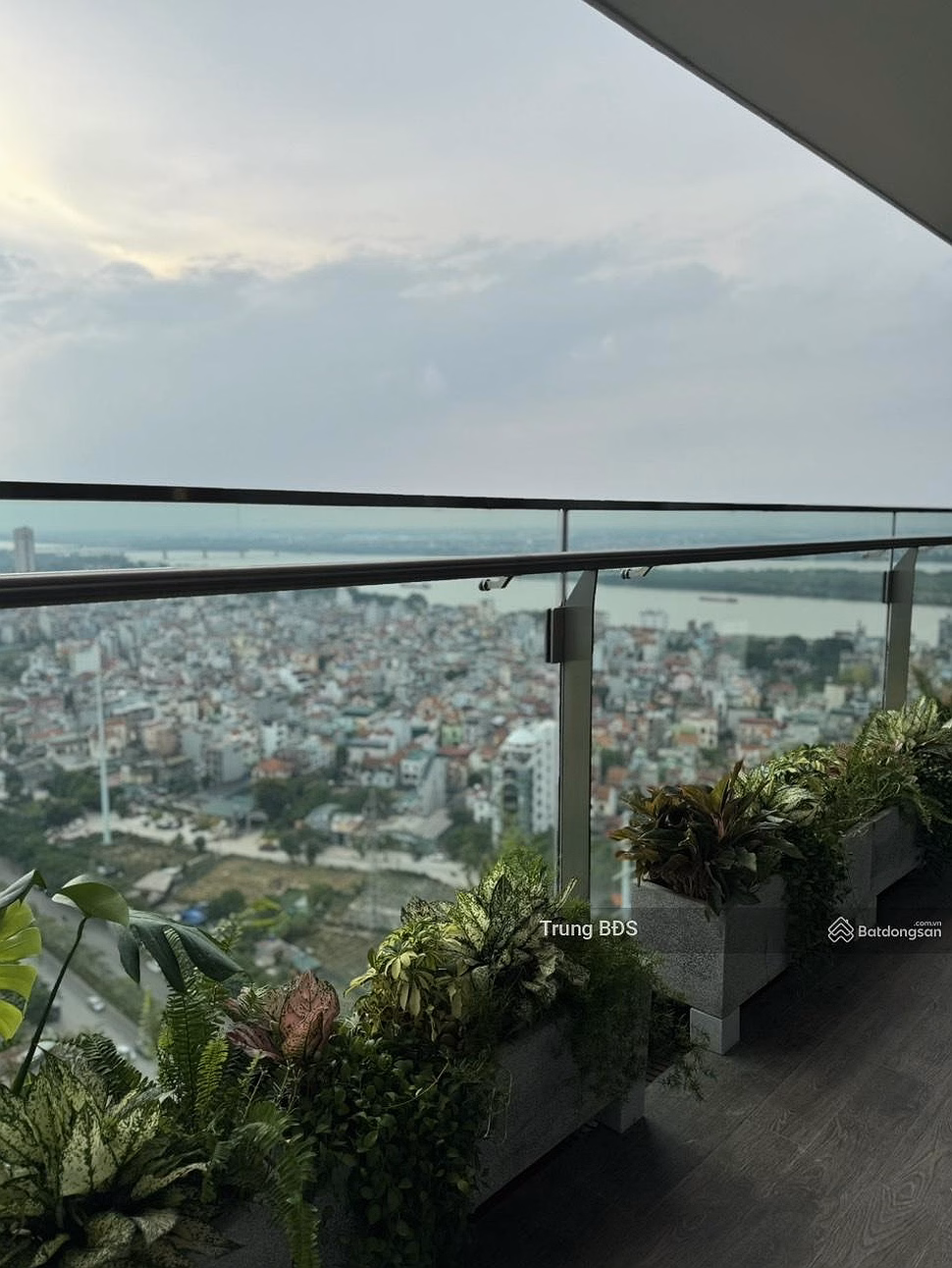 Sunshine Golden River apartment for rent, Phu Thuong, area 123m 02 bedrooms, price 27 million/month*** e Trung