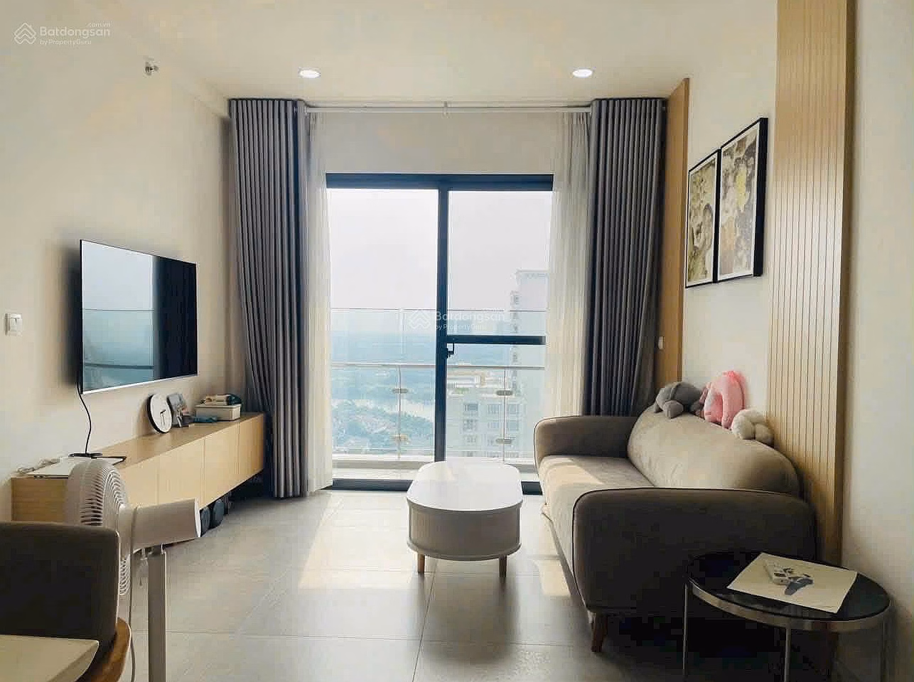 Urgent. The owner wants to urgently sell a 2-bedroom apartment on the high floor of Antonia apartment building, river view, price 9.4 billion