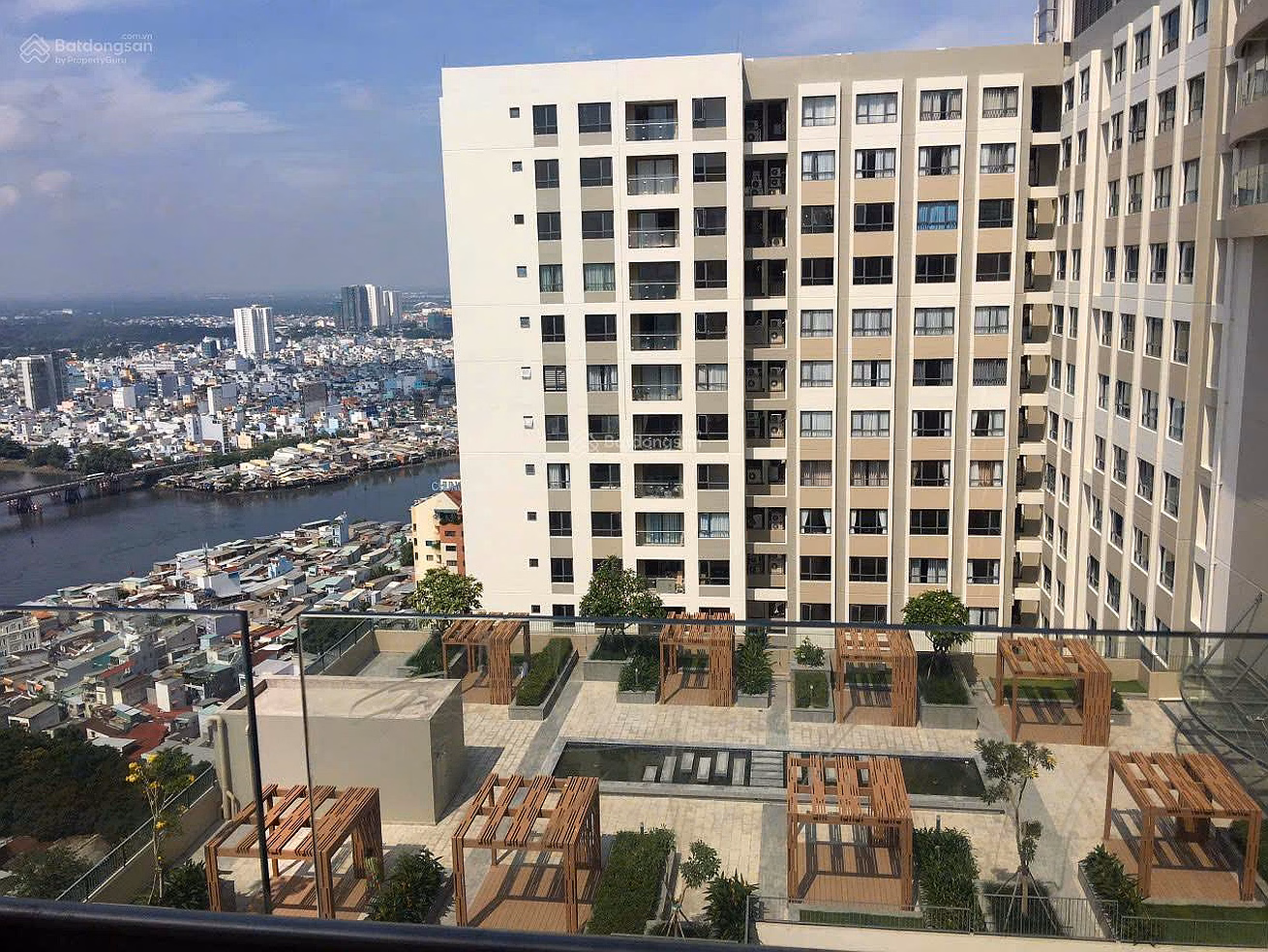 The owner needs to quickly sell the apartment at The Gold View, prime location right in front of Ben Van Don