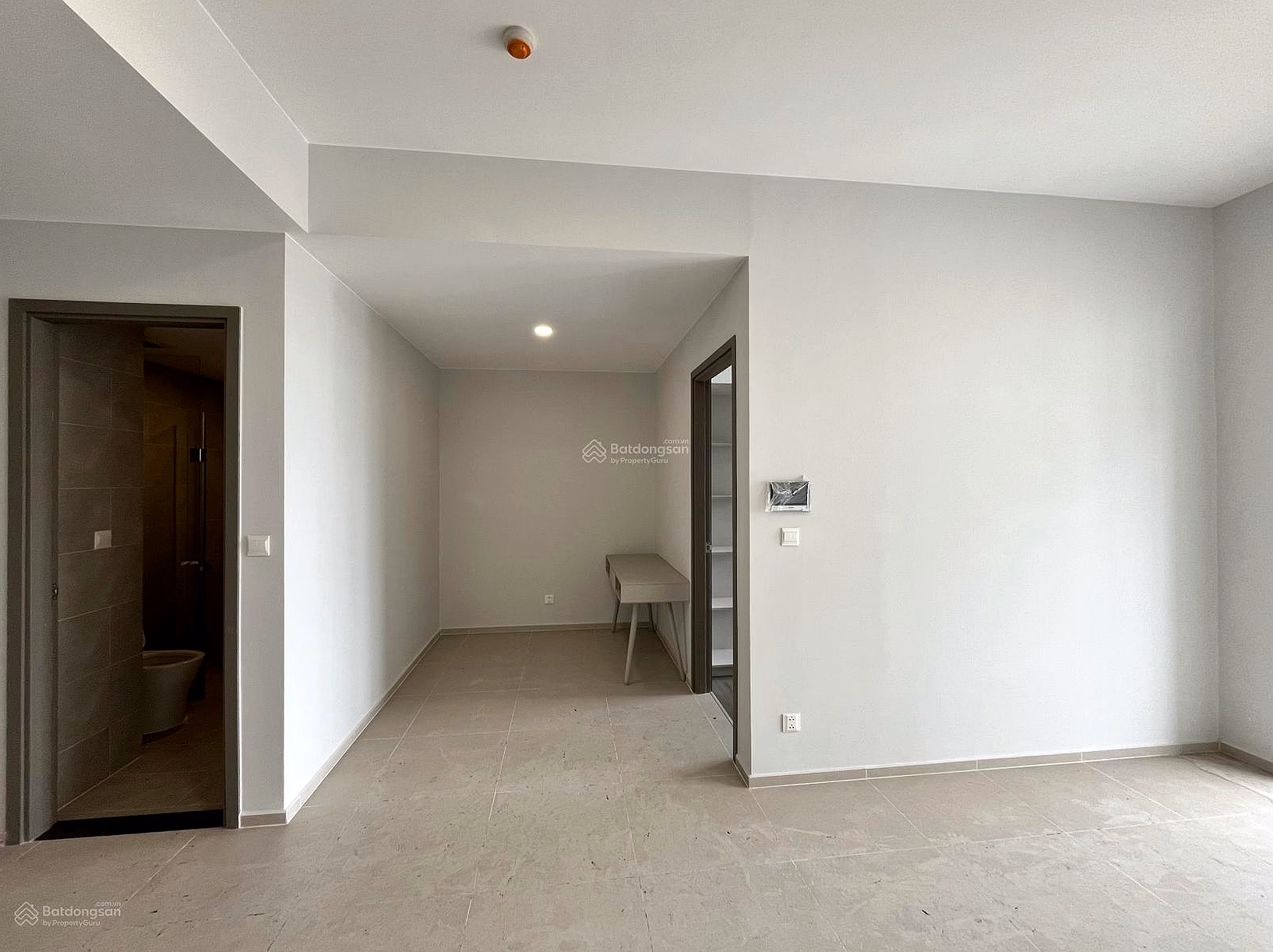 The owner urgently sells the corner apartment 2 bedrooms + 2 bathrooms 69m2 for 3.2 billion, 100% new bed and cabinets, outside view