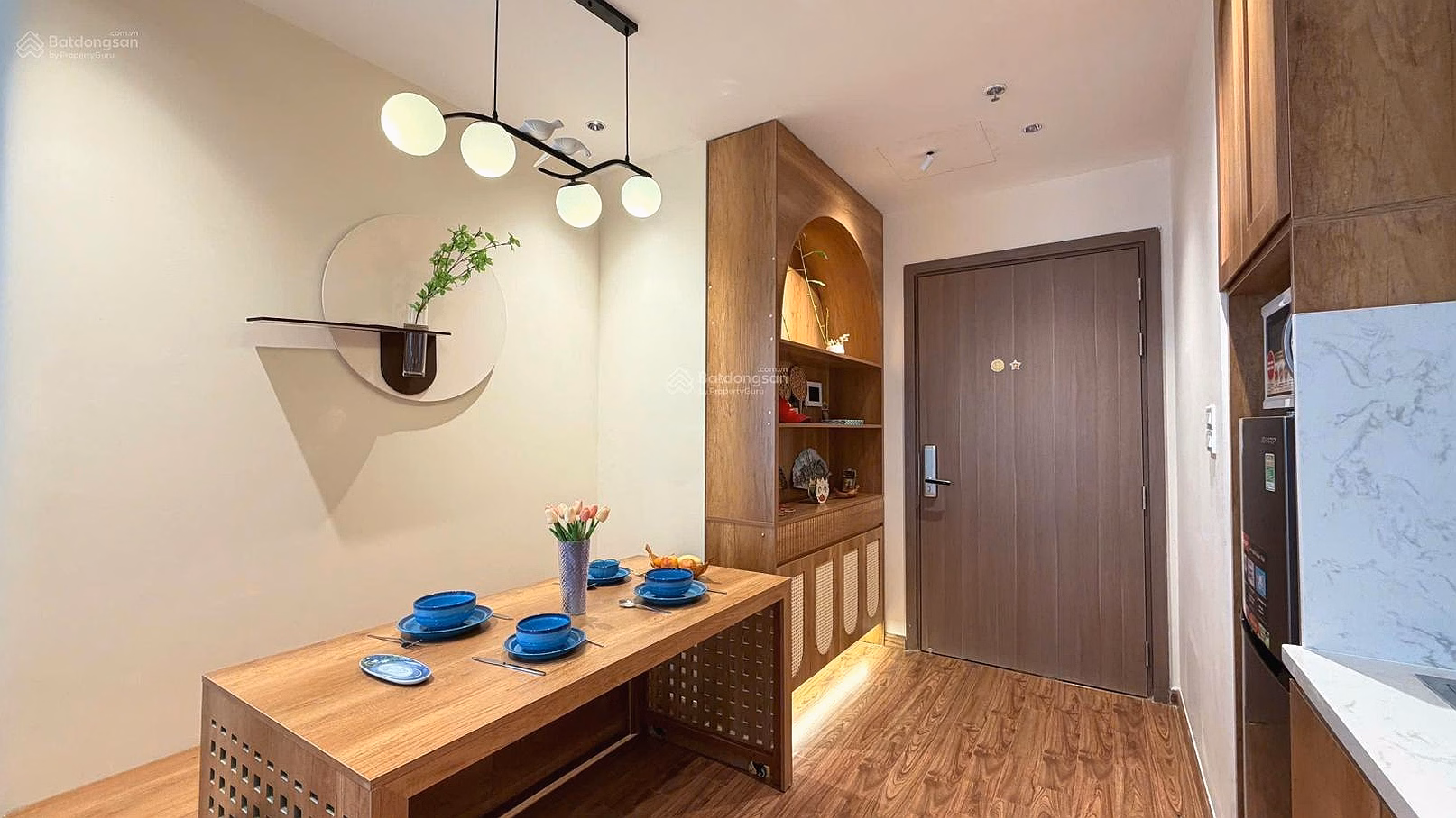 The owner sells G3 Vinhomes Greenbay apartment, 2 bedrooms, 1 living room, price 6.3 billion, with 500T high-end furniture included