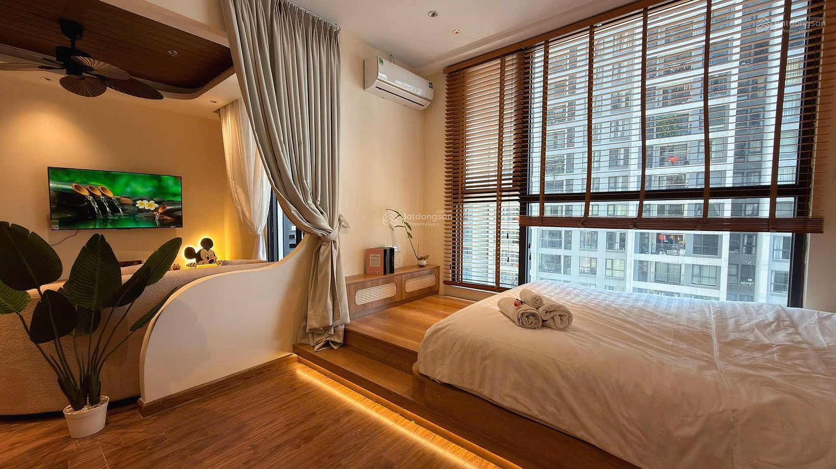 The owner sells G3 Vinhomes Greenbay apartment, 2 bedrooms, 1 living room, price 6.3 billion, with 500T high-end furniture included