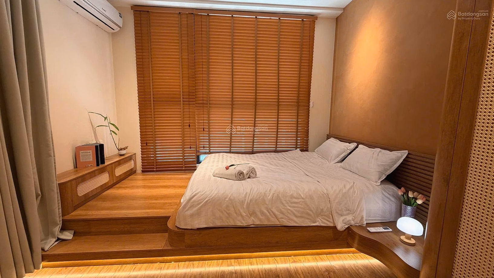 The owner sells G3 Vinhomes Greenbay apartment, 2 bedrooms, 1 living room, price 6.3 billion, with 500T high-end furniture included