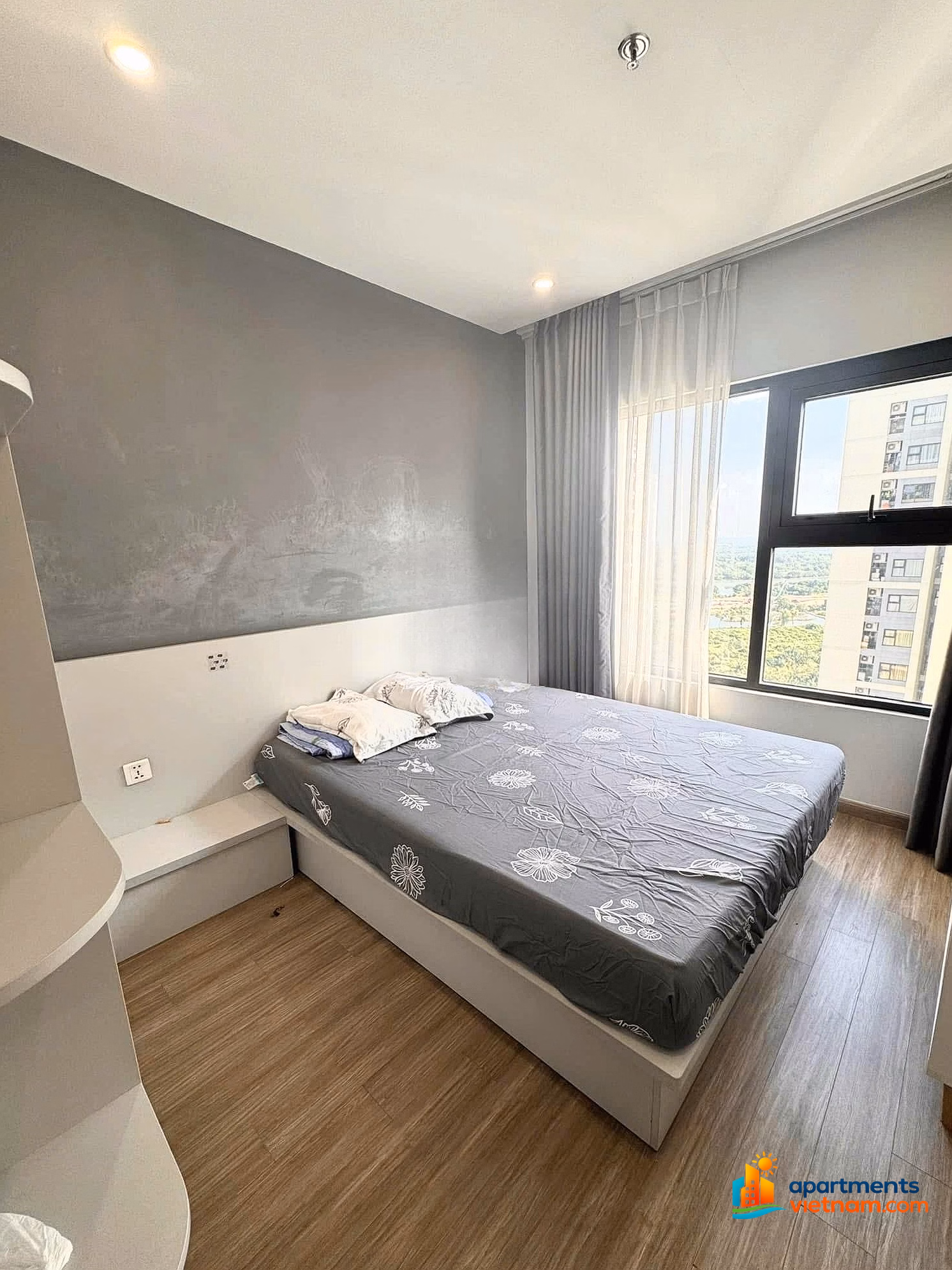 Moving to US, Selling 2BR 1BA Apartment at Vinhomes Grand Park, 59m² Pool View, Fully Furnished, 2.3 Billion VND