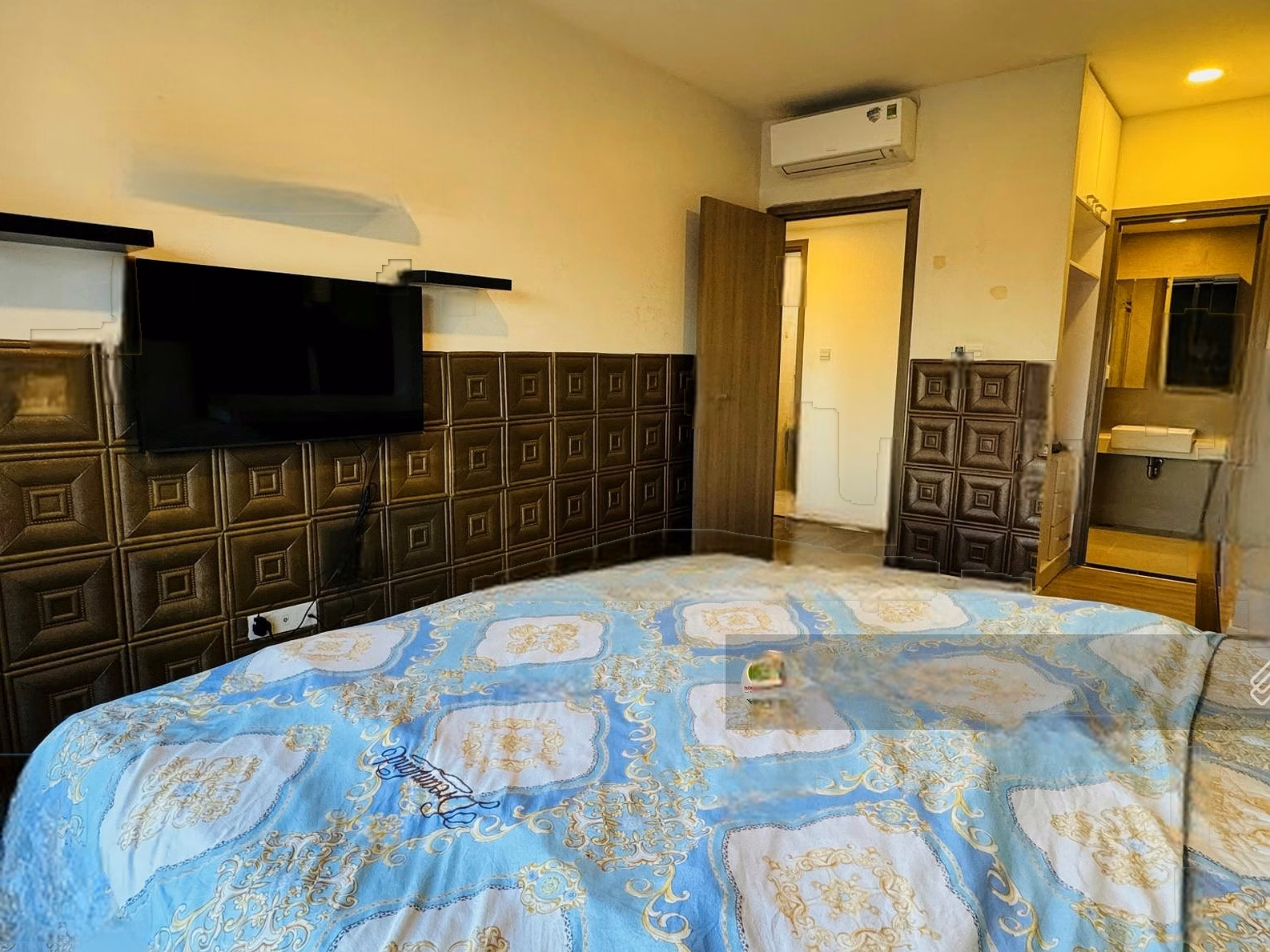 Need to sell urgently 2 bedroom apartment Icon 56 76m2. High floor with beautiful river view - Genuine furniture. Price 8 billion red book available