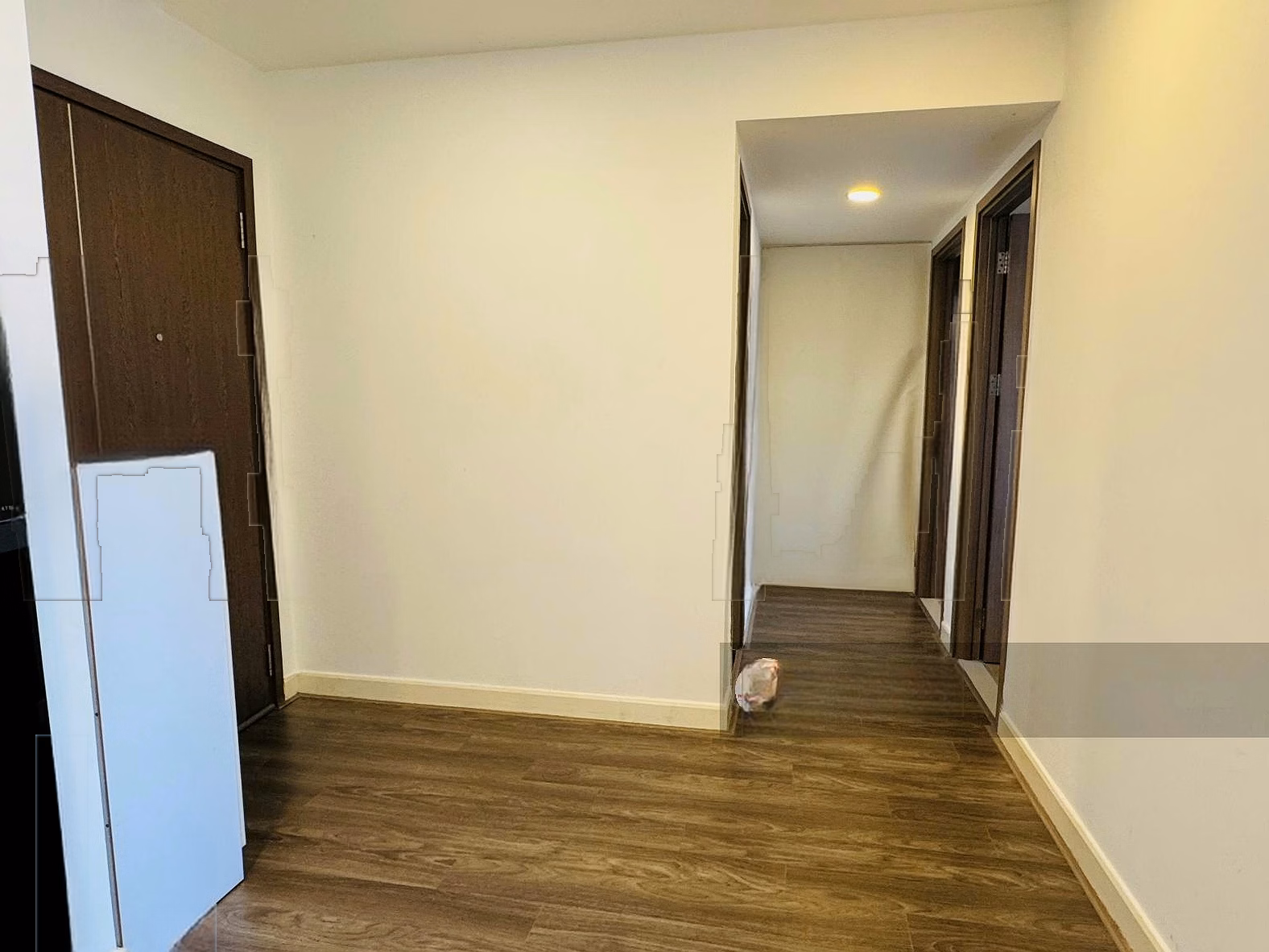 Need to sell urgently 2 bedroom apartment Icon 56 76m2. High floor with beautiful river view - Genuine furniture. Price 8 billion red book available