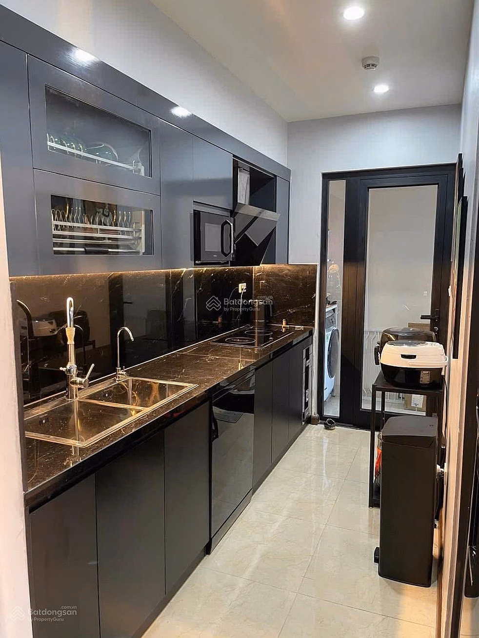 My brother needs to sell urgently a 78 m² apartment, 2 bedrooms, 2 bathrooms at Roman Plaza, nice floor, available car slot, price 6.7 billion