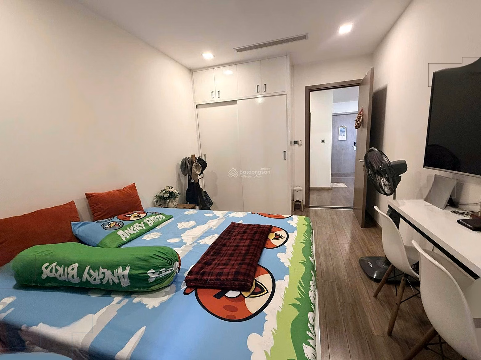 Urgently need money to sell 2 bedrooms Vinhomes Central Park, area 88m2, full interior decor, river view