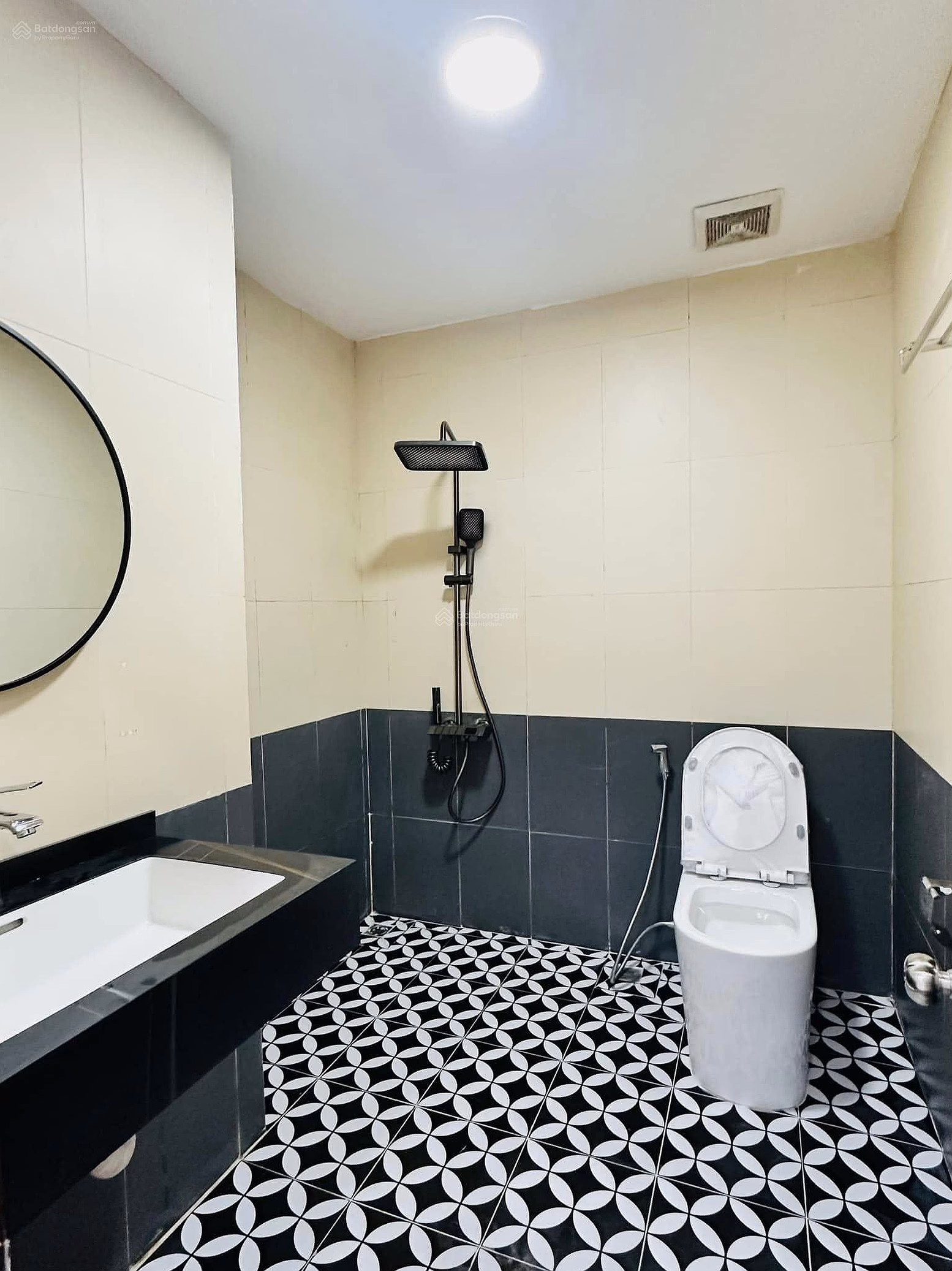 Selling apartment K35 Tan Mai, very beautiful middle floor, balcony with open view, new house right away