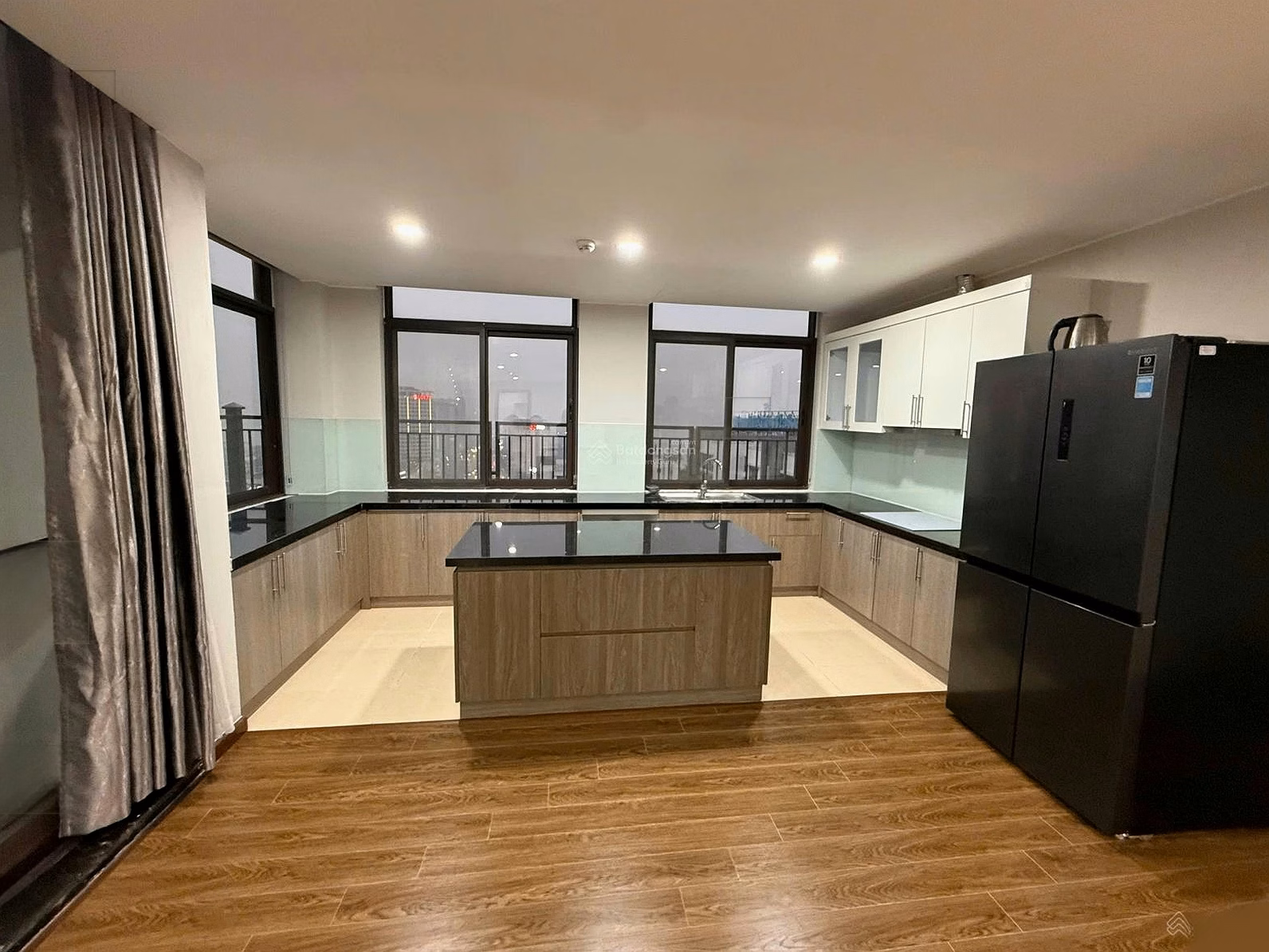 Luxury apartment, 5 bedrooms in Udic Tay Ho Tower for rent up to 300 m² duplex