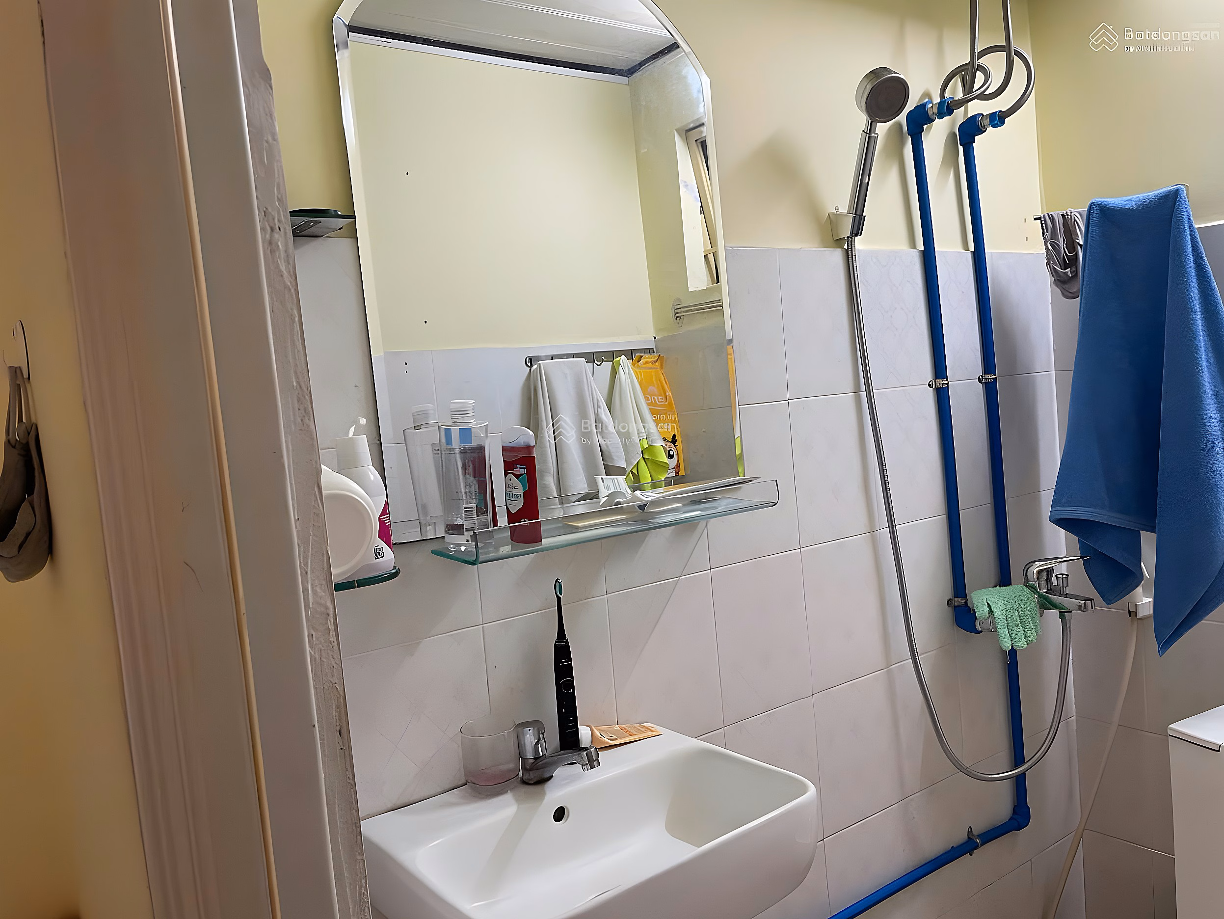 Cho Dam apartment for sale with beautiful, high quality furniture, long-term red book located right in the center of Nha Trang city