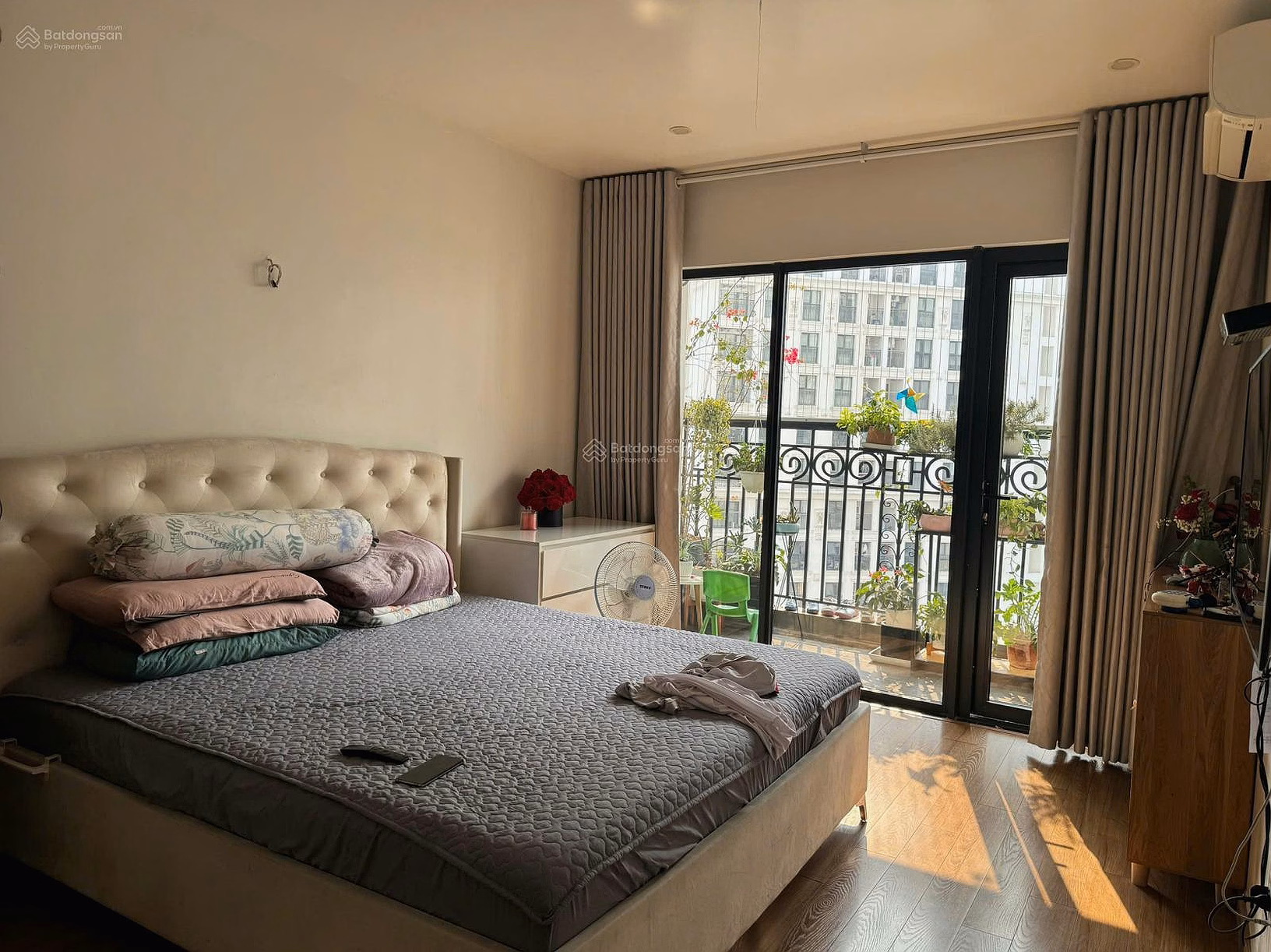 The owner needs to sell the apartment URGENTLY at CT8 building The Emerald Dinh My Dinh Village, Building E4. Middle floor area 104m²