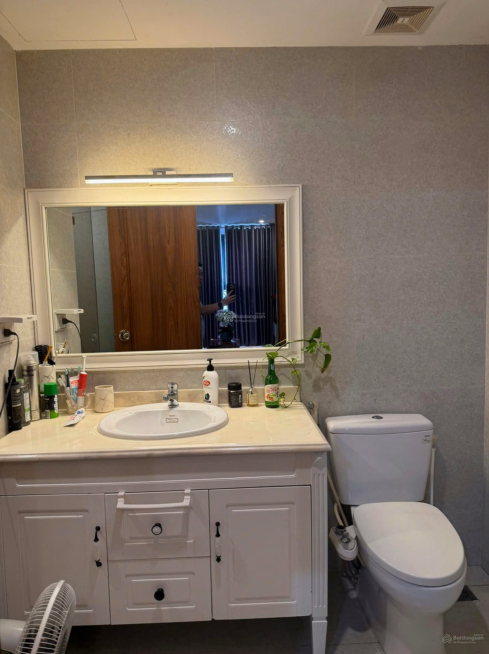 The owner needs to sell the apartment URGENTLY at CT8 building The Emerald Dinh My Dinh Village, Building E4. Middle floor area 104m²