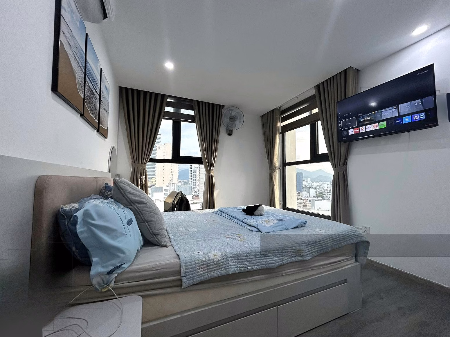 Selling a 3 bedroom apartment fully furnished with beautiful furniture