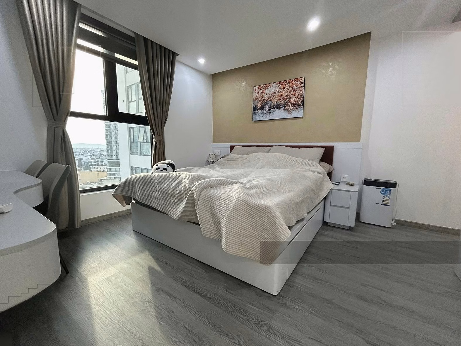 Selling a 3 bedroom apartment fully furnished with beautiful furniture