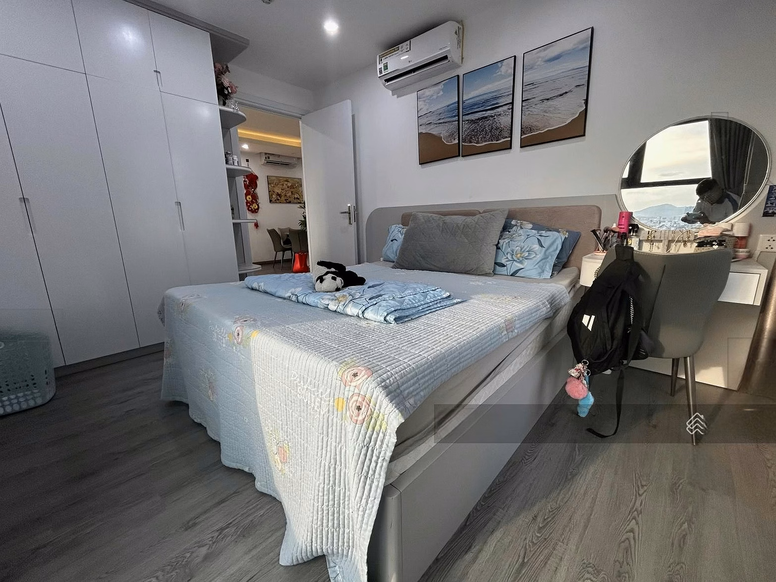 Selling a 3 bedroom apartment fully furnished with beautiful furniture
