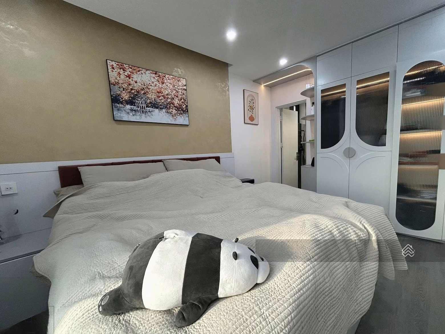 Selling a 3 bedroom apartment fully furnished with beautiful furniture