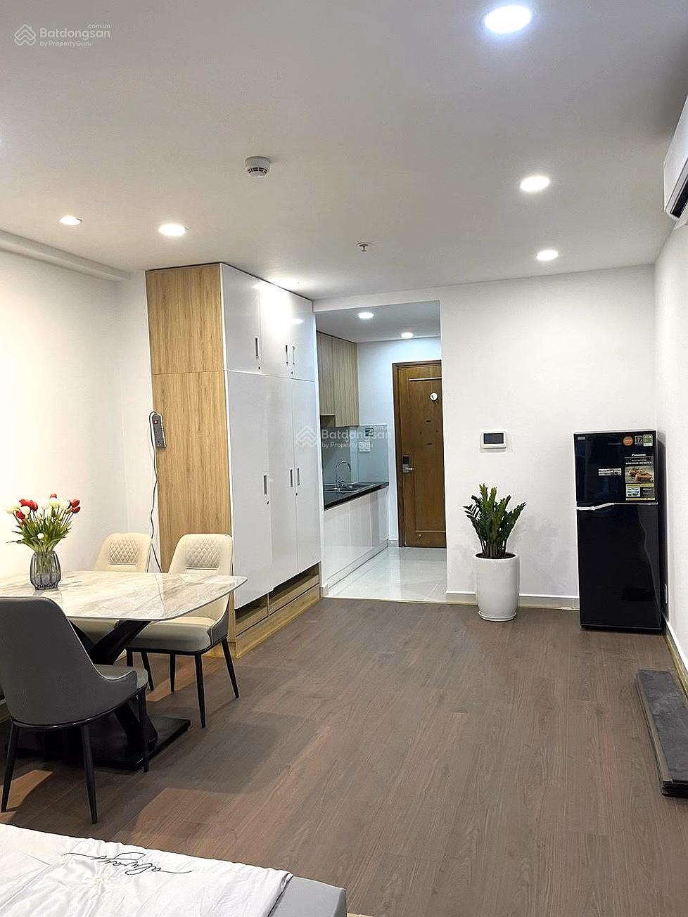 Apartment for sale at Sky Center, area 48m², cheap price 3 billion 7, receive the house immediately