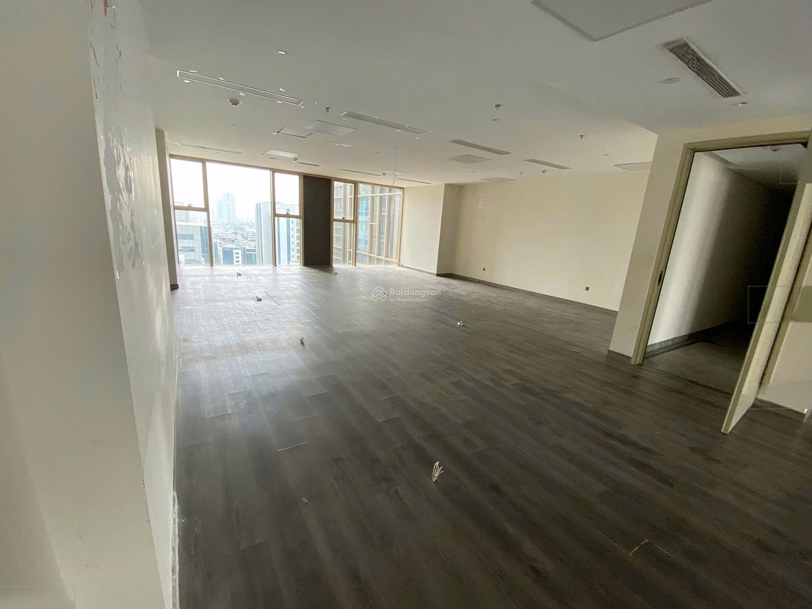 TTC Office for rent at 19 Duy Tan 300m2, cut from 120m2, fully furnished, ready to move in