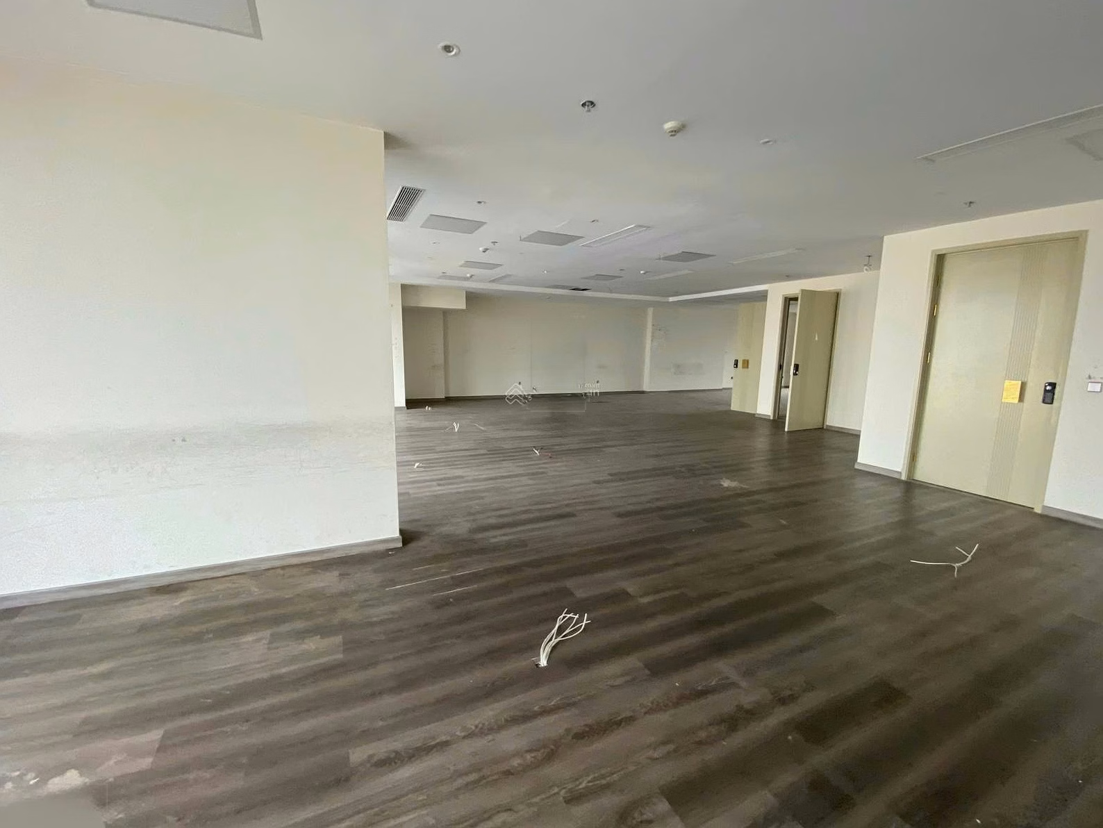 TTC Office for rent at 19 Duy Tan 300m2, cut from 120m2, fully furnished, ready to move in