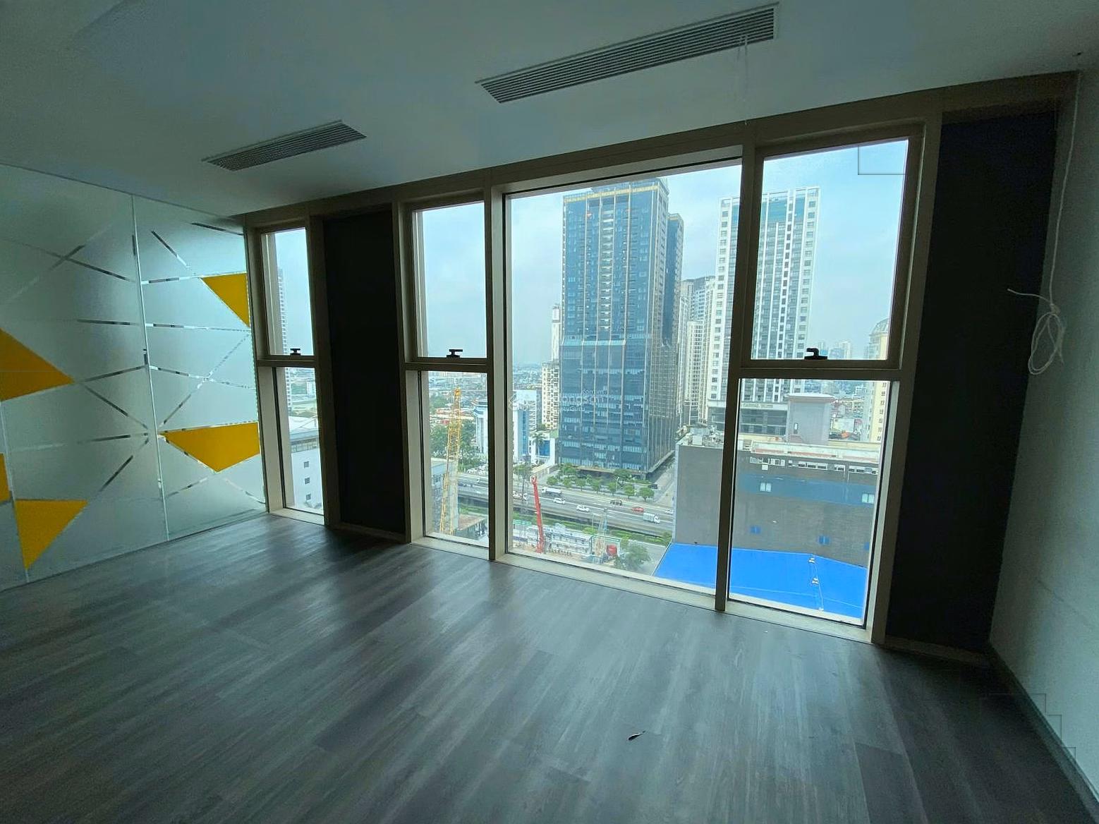 TTC Office for rent at 19 Duy Tan 300m2, cut from 120m2, fully furnished, ready to move in