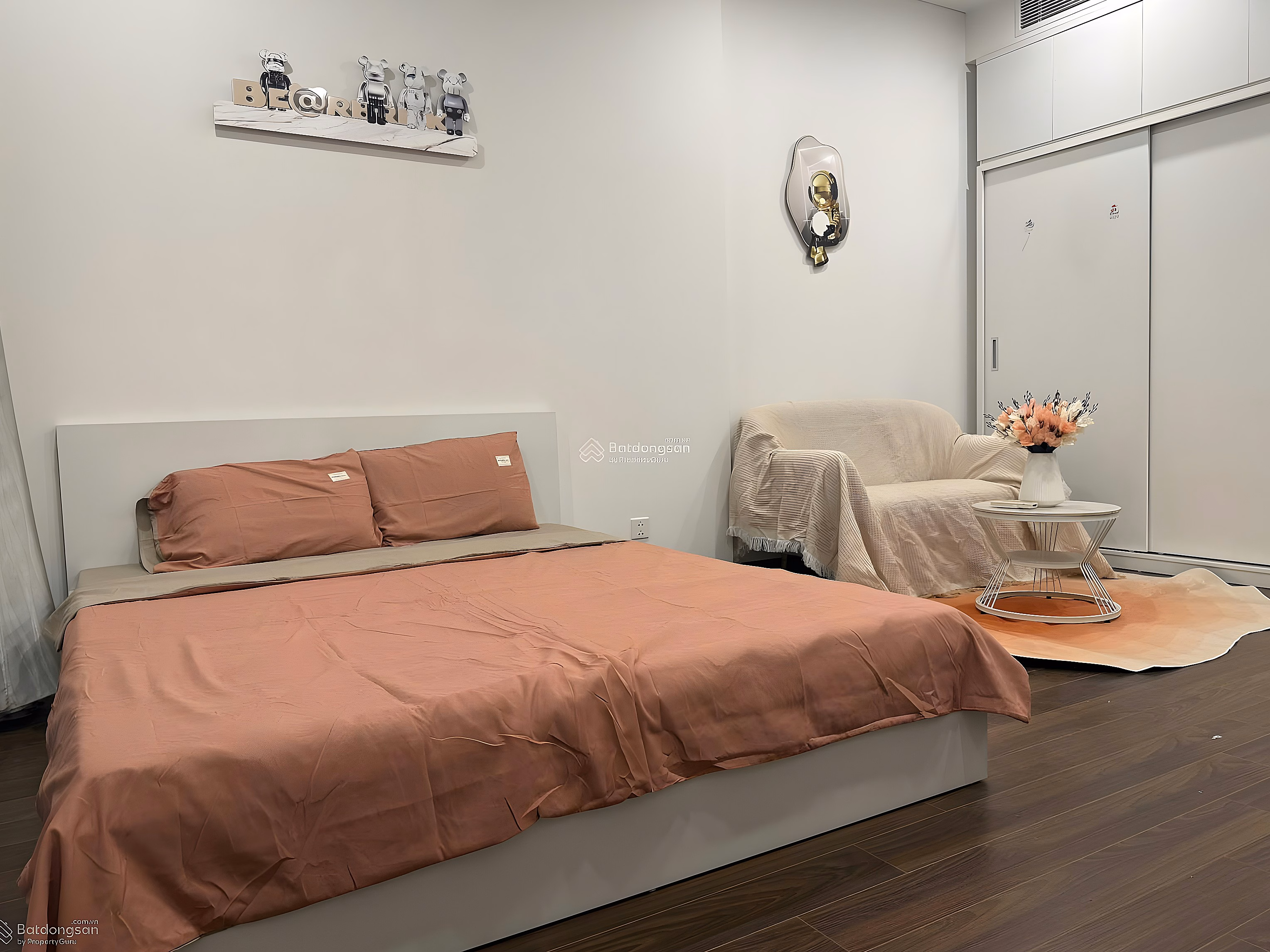 The owner offers to sell a Studio apartment with full furniture, area 30m2, middle floor, price 2.8 billion. Contact 0976 912 ***