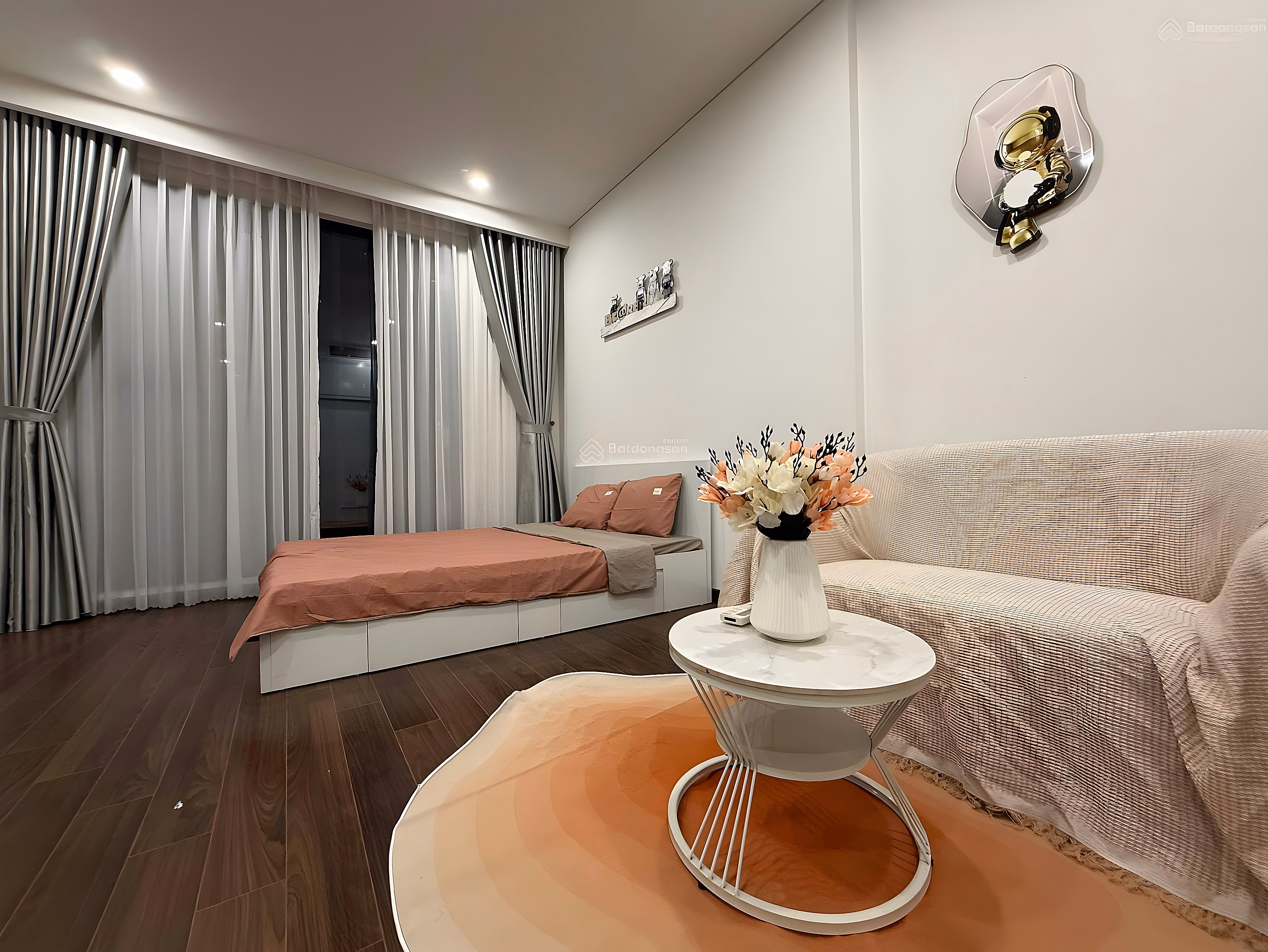 The owner offers to sell a Studio apartment with full furniture, area 30m2, middle floor, price 2.8 billion***