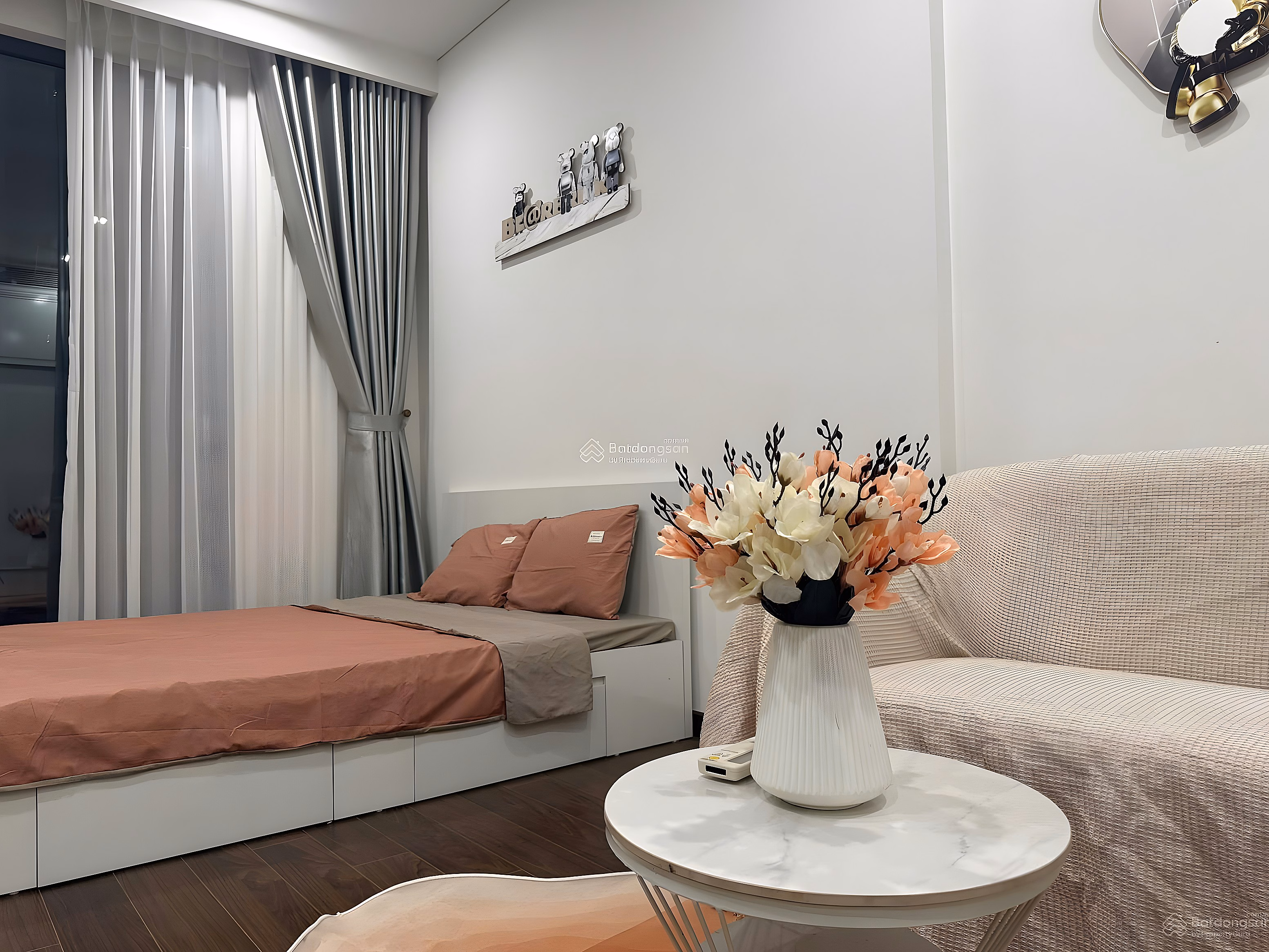 The owner offers to sell a Studio apartment with full furniture, area 30m2, middle floor, price 2.8 billion***