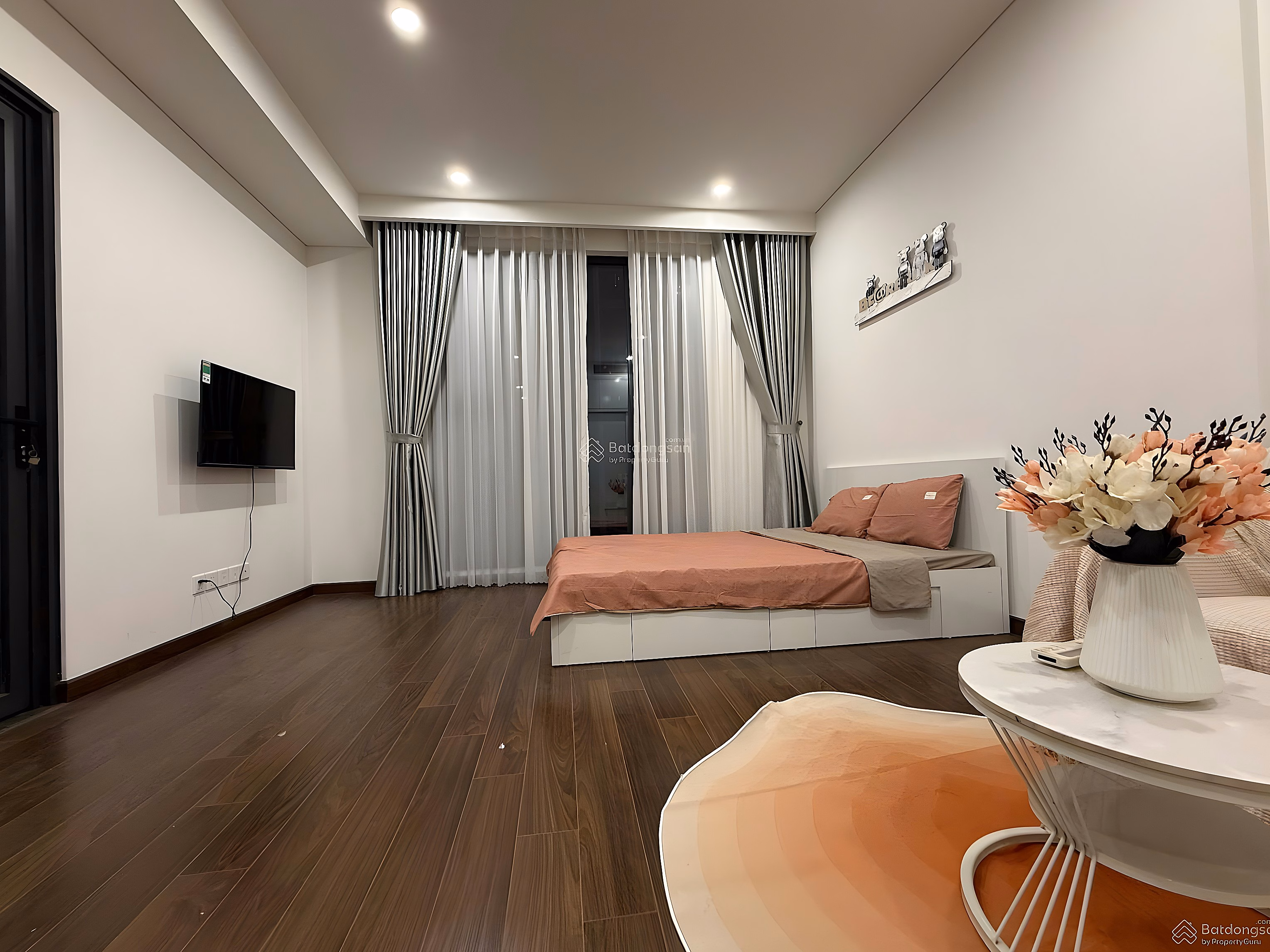 The owner offers to sell a Studio apartment with full furniture, area 30m2, middle floor, price 2.8 billion***