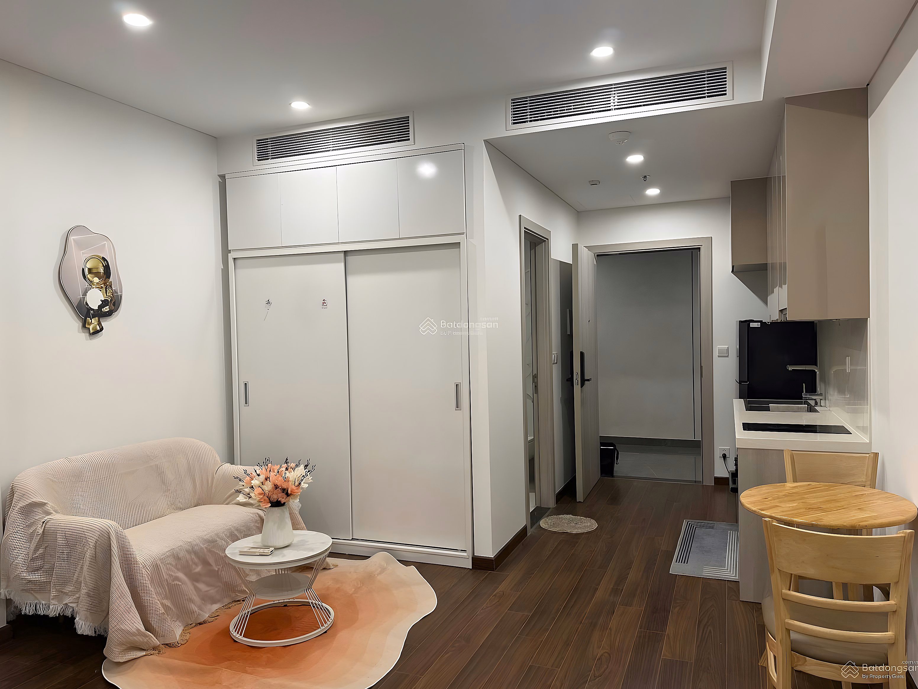 The owner offers to sell a Studio apartment with full furniture, area 30m2, middle floor, price 2.8 billion***