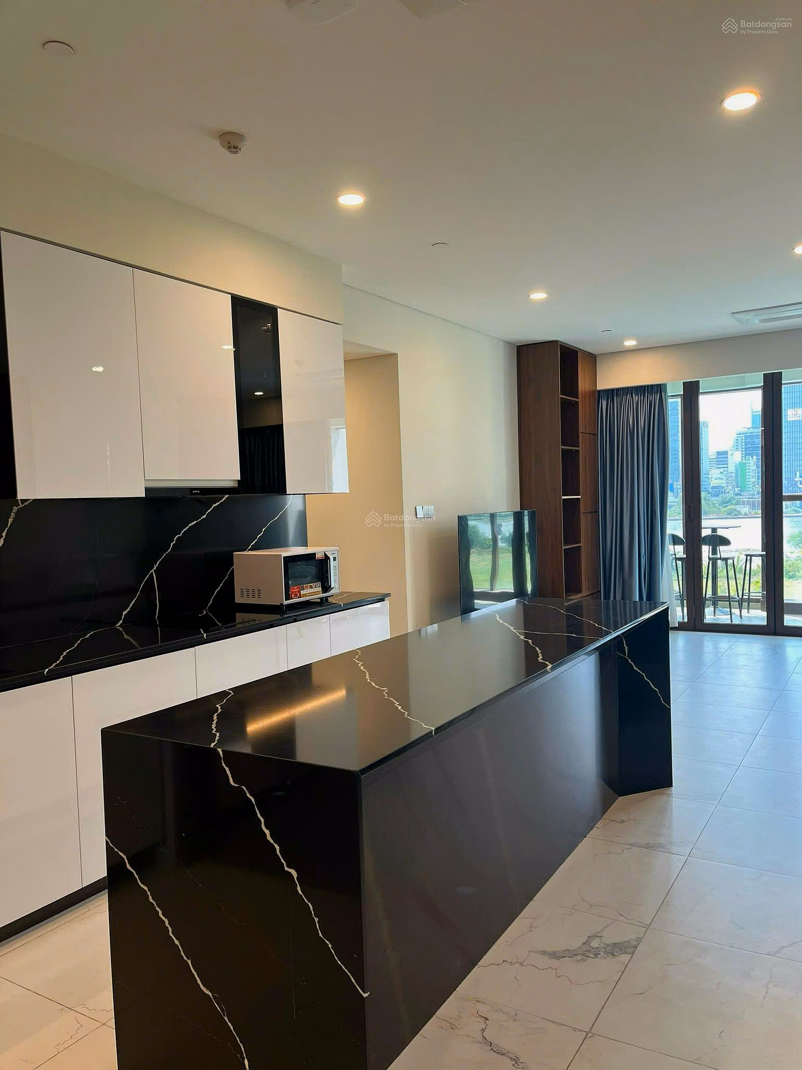 Selling a 4-bedroom apartment with 170m, direct view of Ba Son bridge and District 1, price 65 billion all in, with rental contract