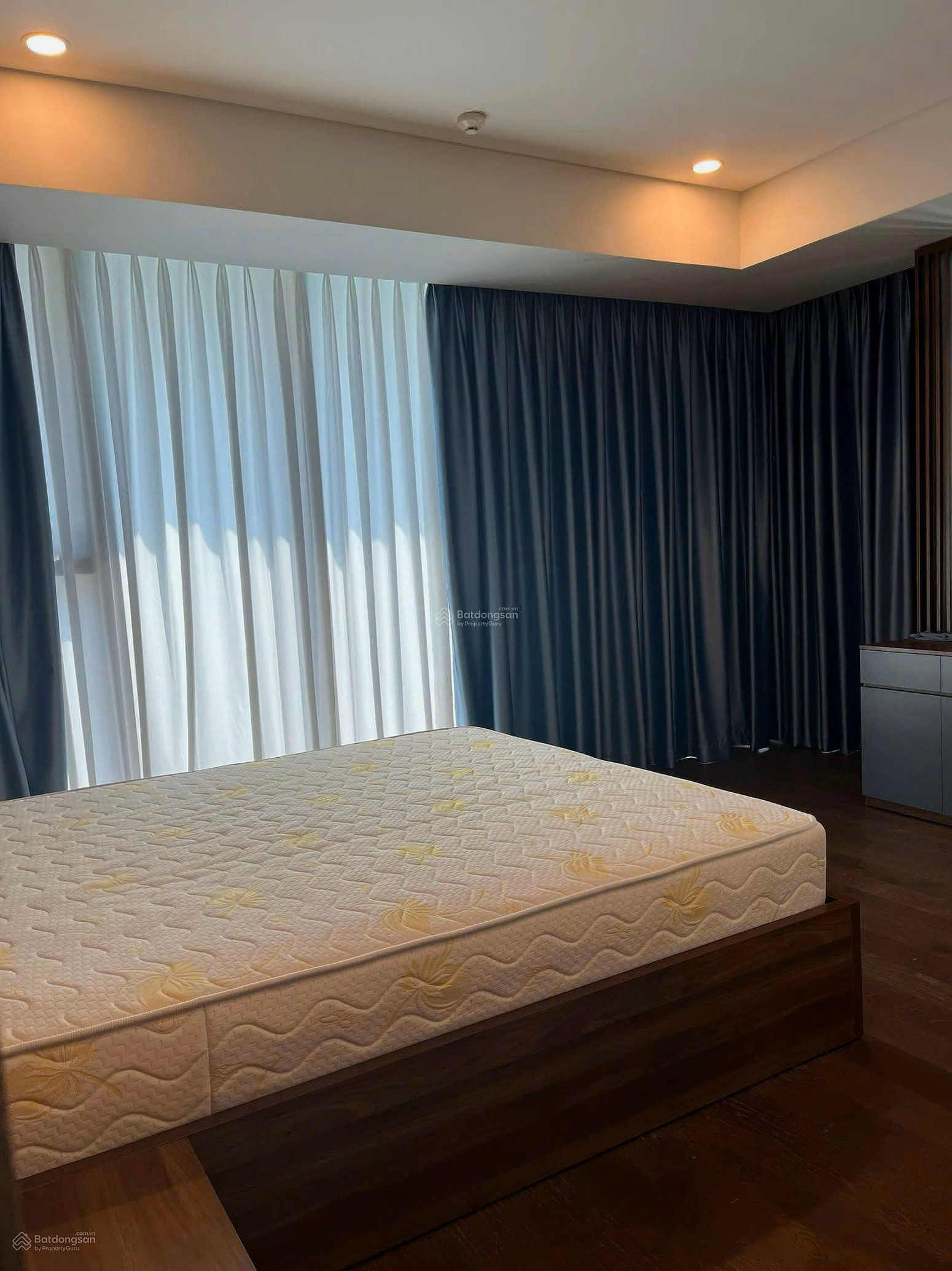 Selling a 4-bedroom apartment with 170m, direct view of Ba Son bridge and District 1, price 65 billion all in, with rental contract