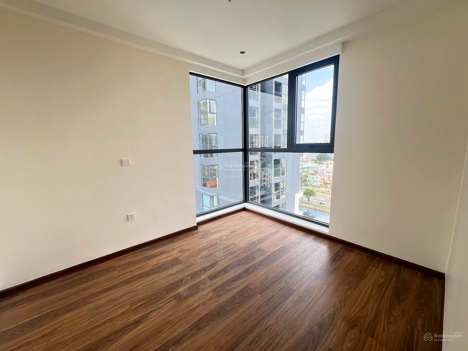 D-Aqua 3 bedrooms for rent with basic furniture: air conditioner, curtain, water heater... receive housing immediately