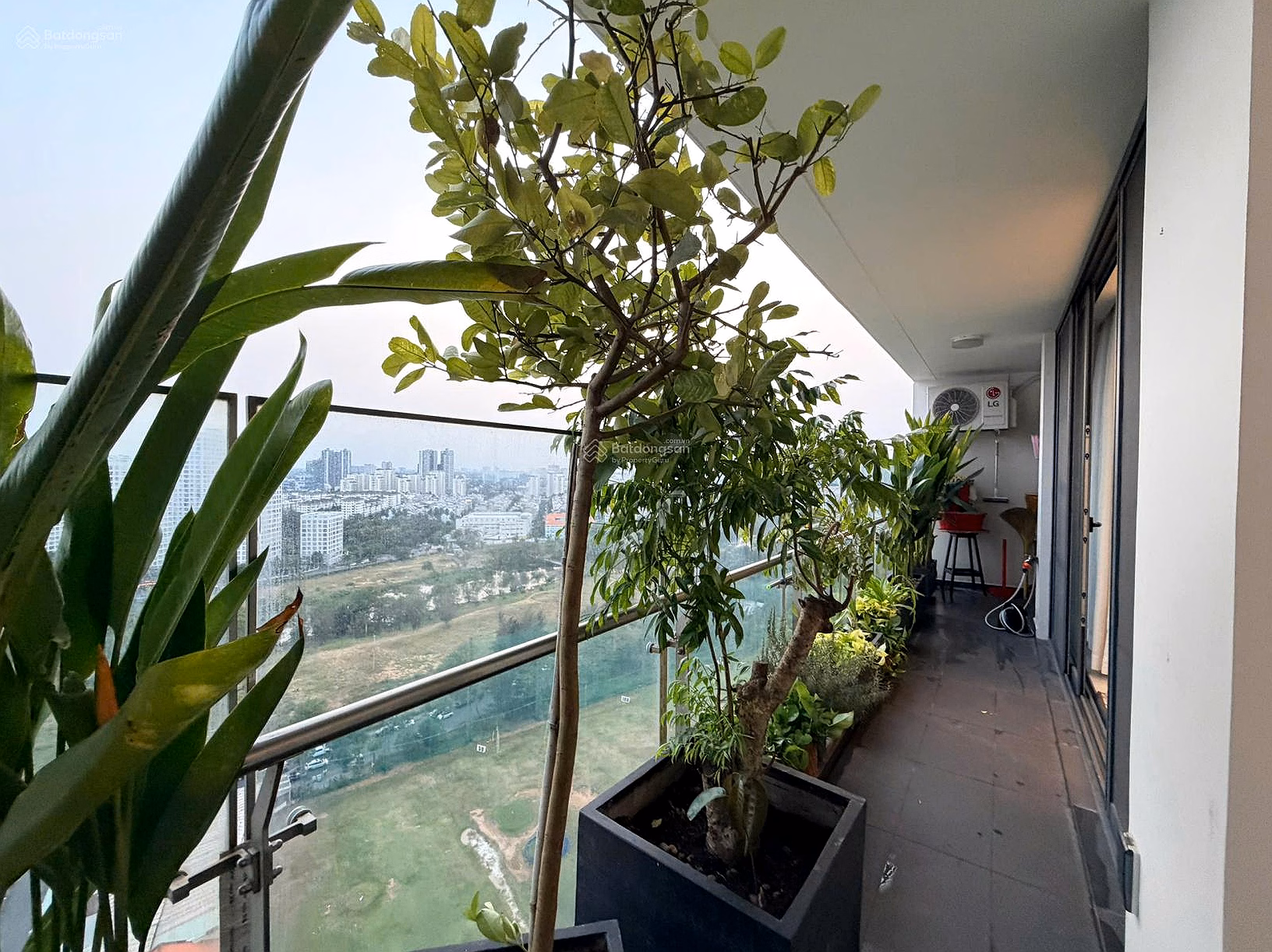 URGENT. Owner wants to urgently sell Green Valley apartment, 3 bedrooms, high floor, high-class furniture, price 11.9 billion