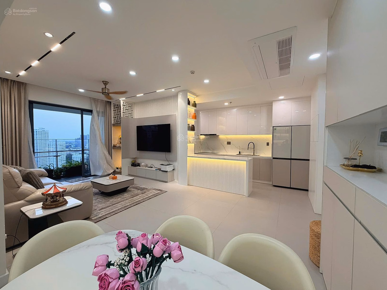 URGENT. Owner wants to urgently sell Green Valley apartment, 3 bedrooms, high floor, high-class furniture, price 11.9 billion