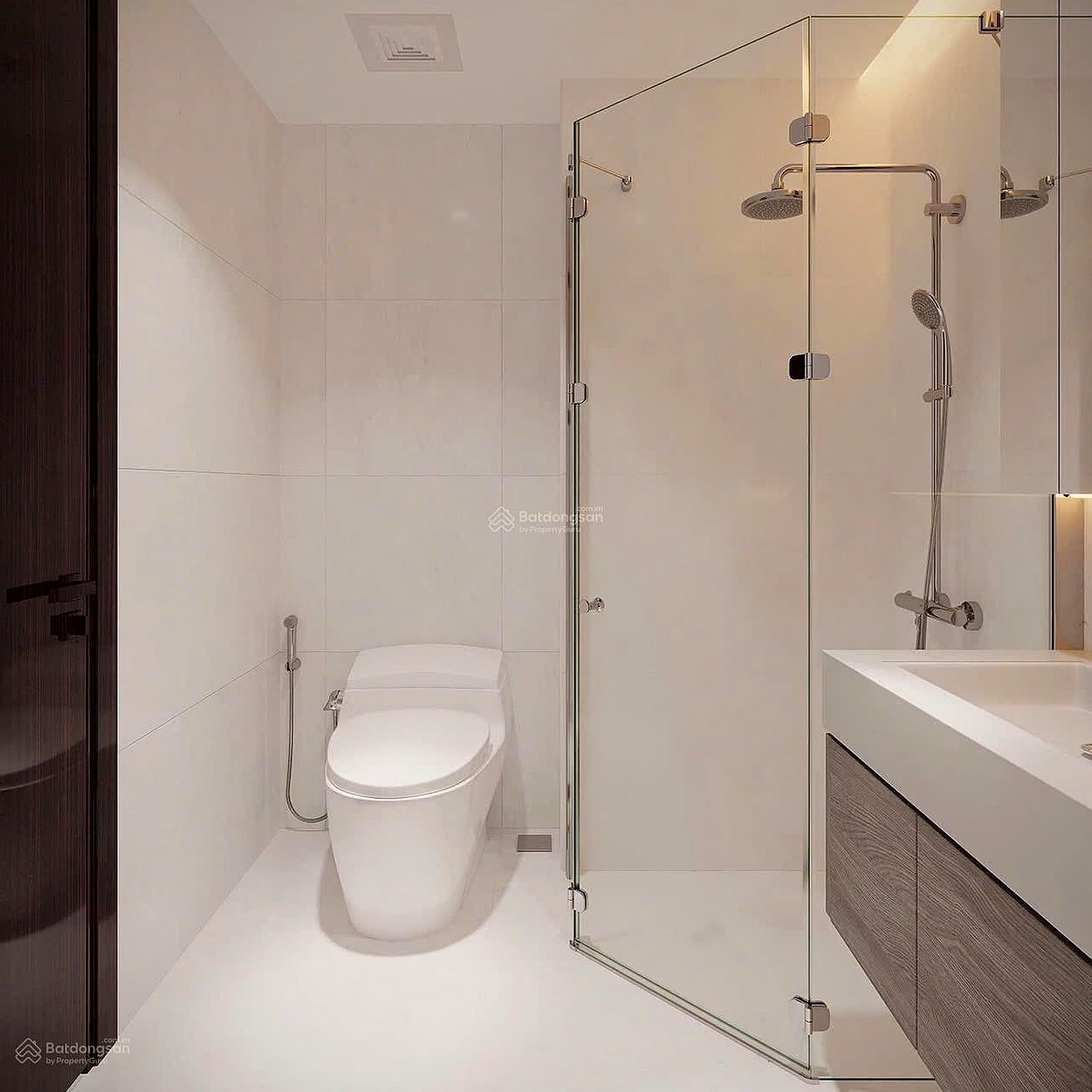 The owner offers to sell a luxury 3-bedroom apartment with full furniture