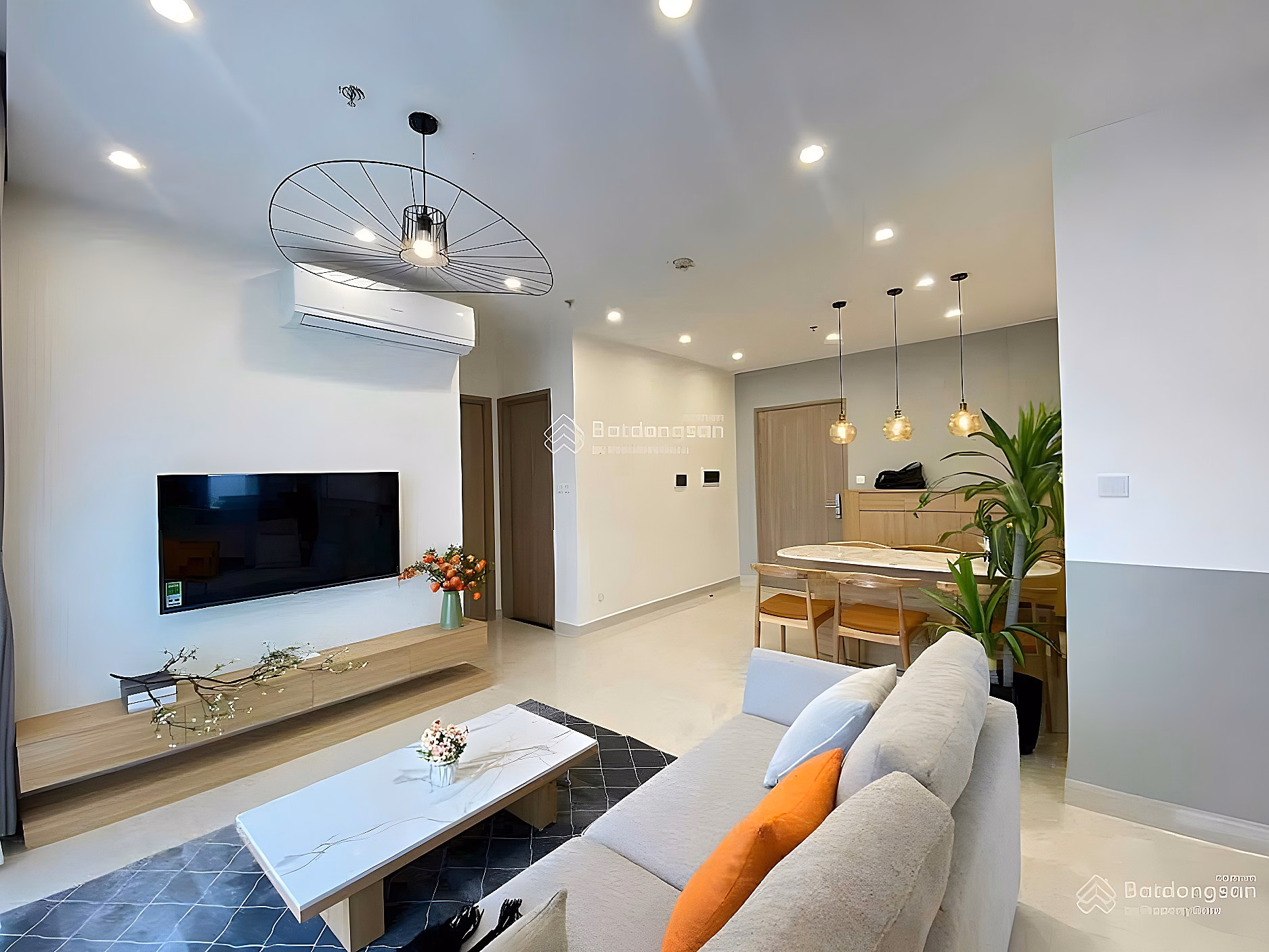 The owner offers to sell a 2-bedroom apartment with an area of ​​64.5 square meters, middle floor, fully furnished, price 5.7 billion, negotiable.