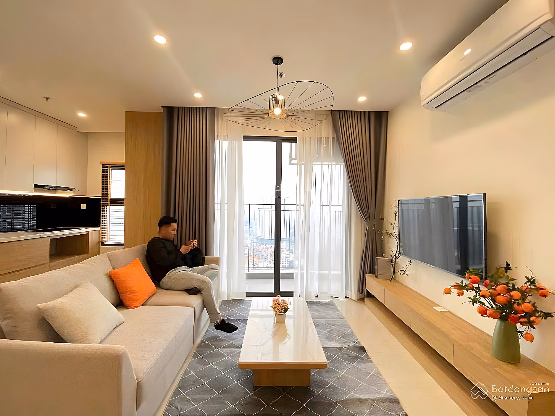 The owner offers to sell a 2-bedroom apartment with an area of ​​64.5 square meters, middle floor, fully furnished, price 5.7 billion, negotiable